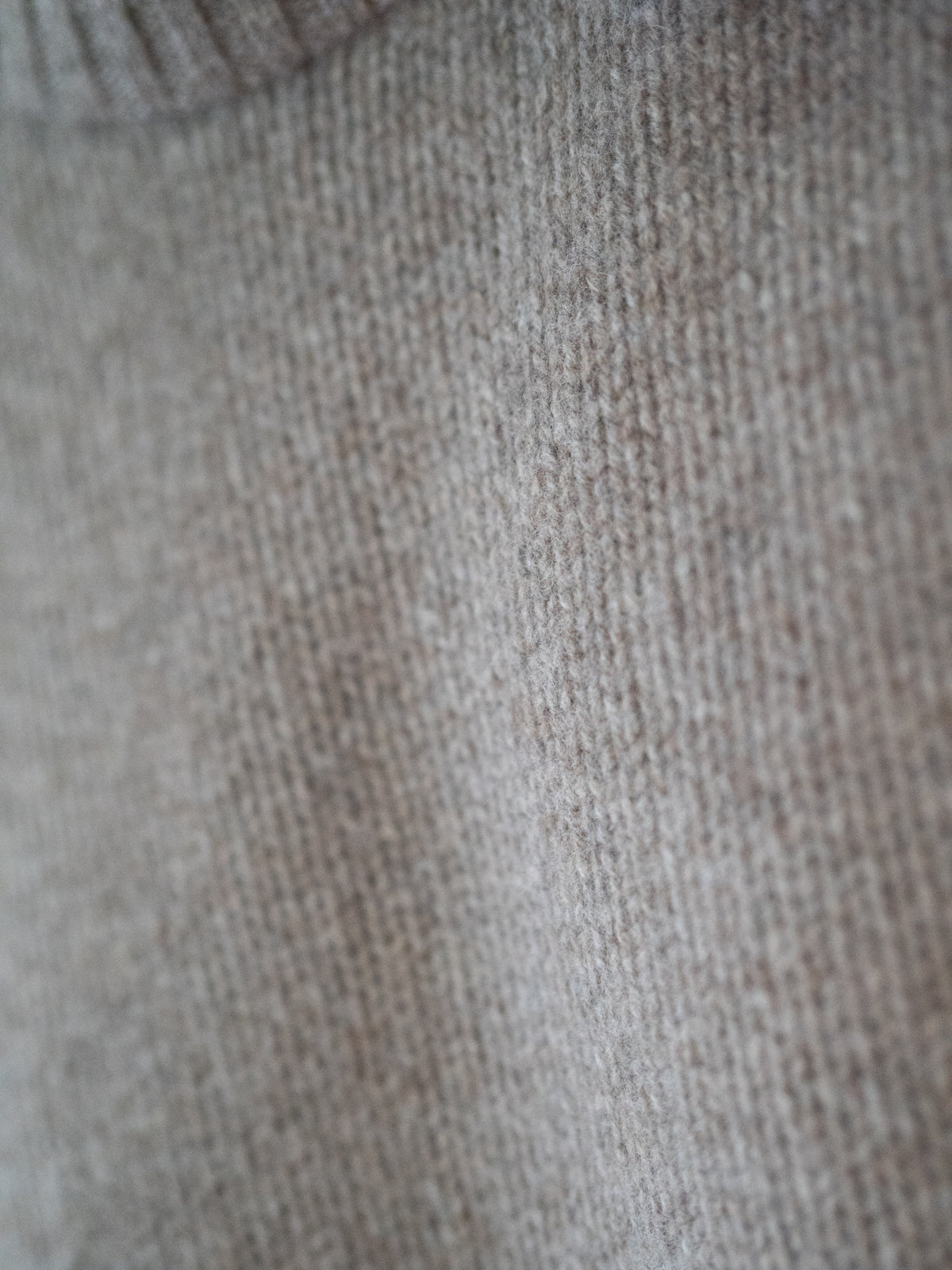 Männer Strickpullover braunmeliert aus 100% Merinowolle, gestrickt in Deutschland – Detailansicht der weichen Strickstruktur