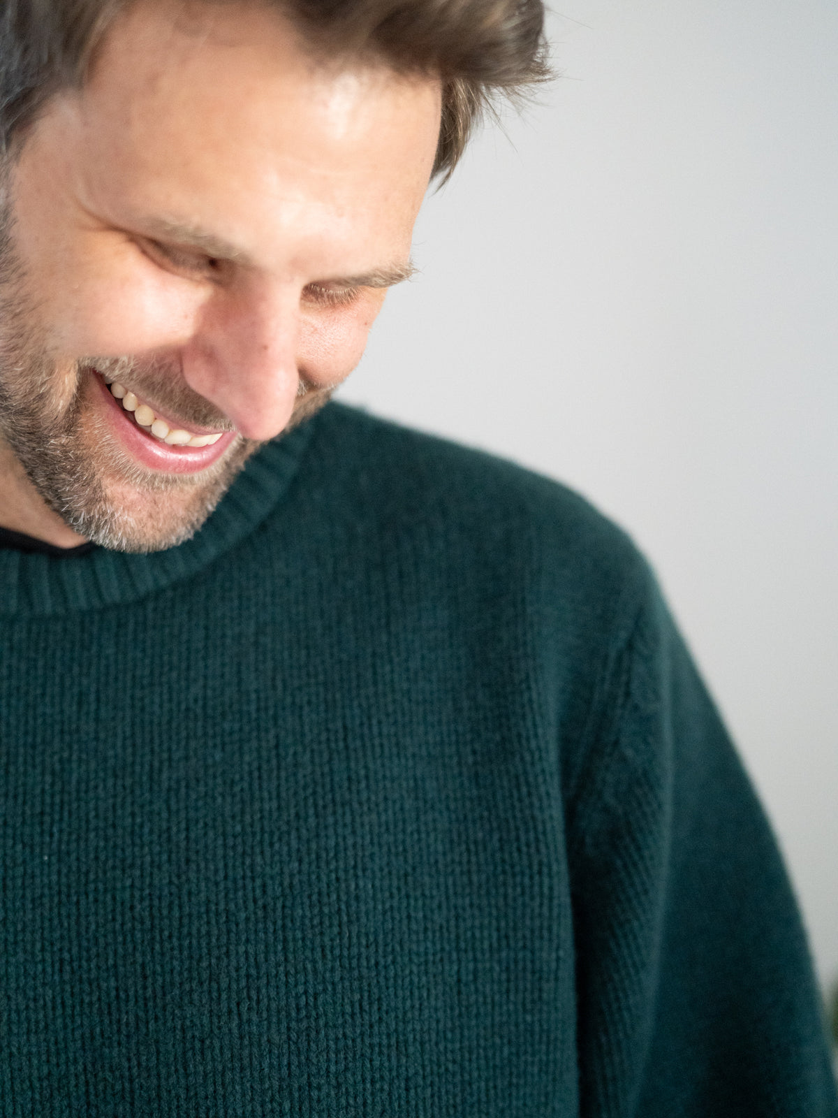Männer Strickpullover grün aus 100% Merinowolle, gestrickt in Deutschland – Rückansicht mit Rundhalsausschnitt und Rippbündchen