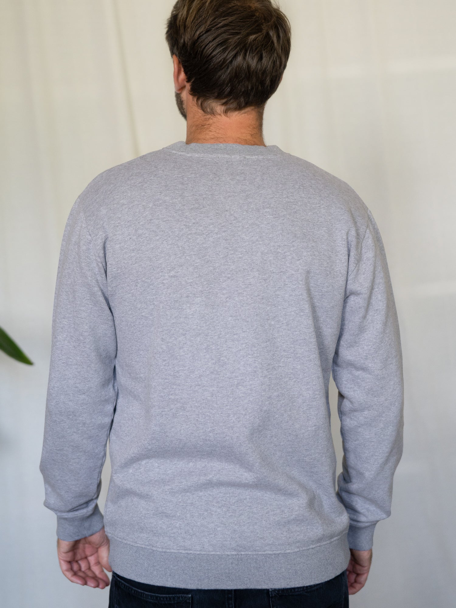 Rückansicht Männer Basic Sweater graumeliert – klassischer Pullover aus Bio-Baumwolle, fair in Portugal hergestellt