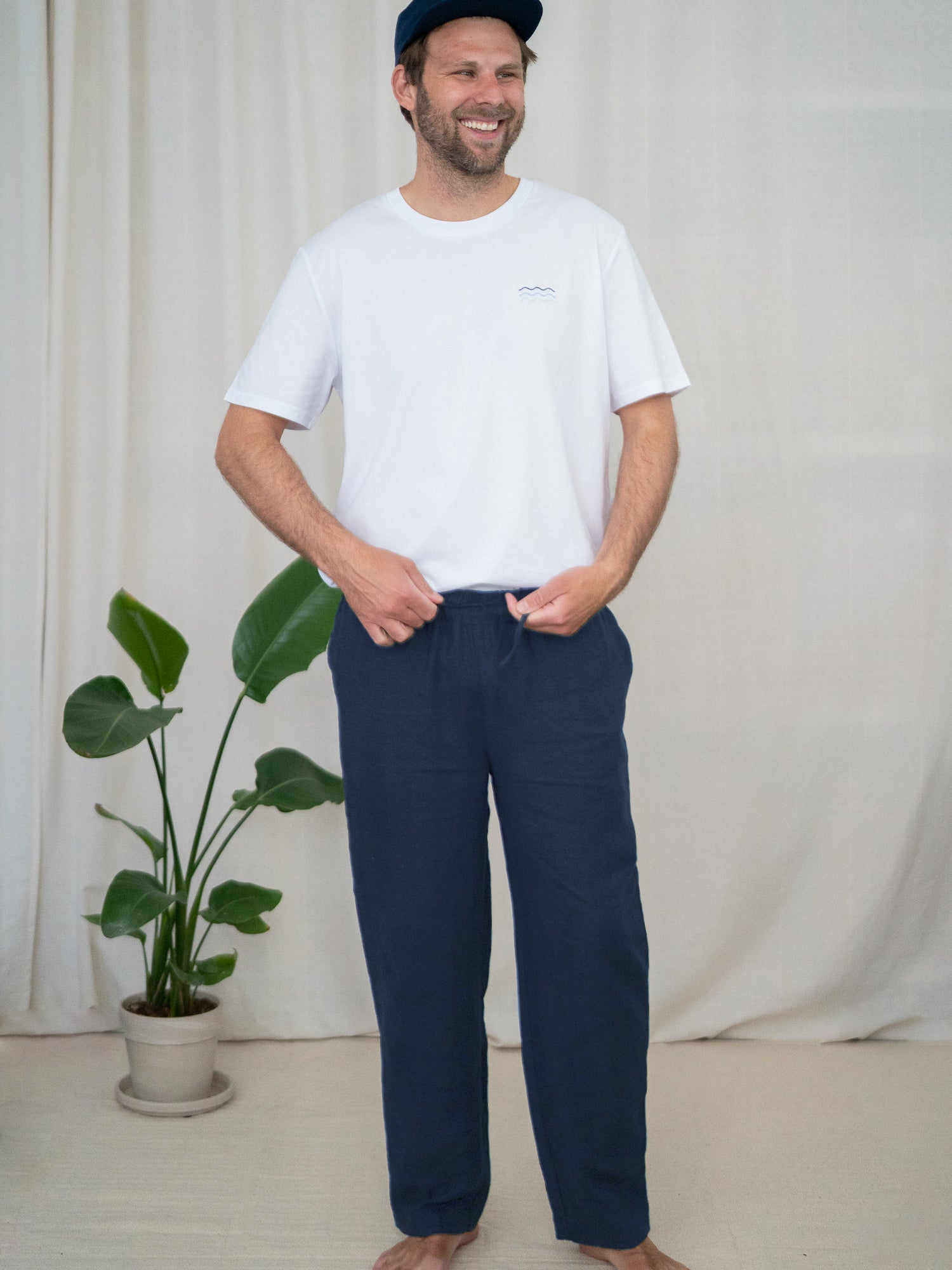 Philipp trägt die nachhaltige FUXBAU Leinenhose in navy in der Größe XL