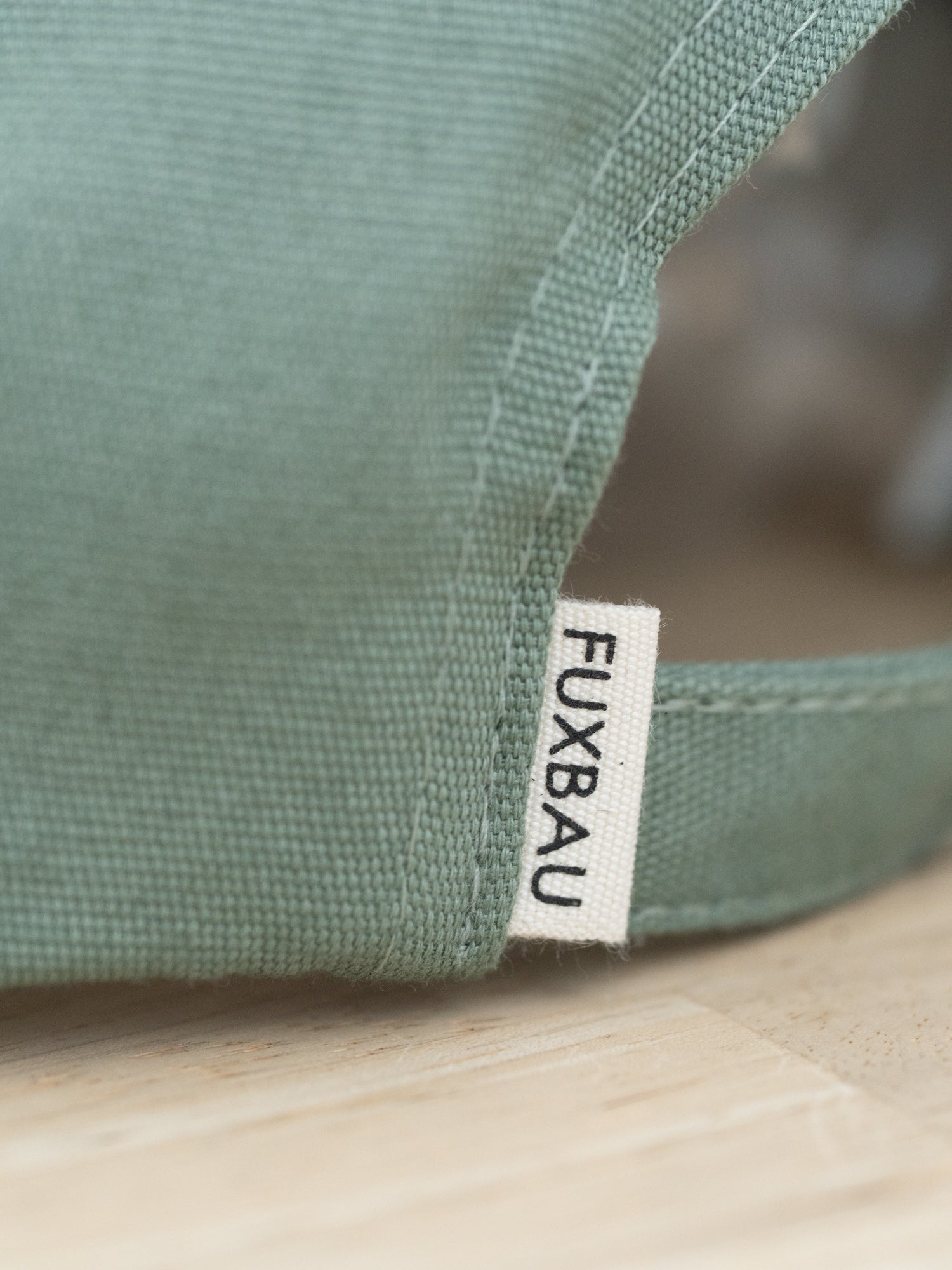 FUXBAU Label einer nachhaltigen Dad Cap in hellgrün aus Biobaumwolle