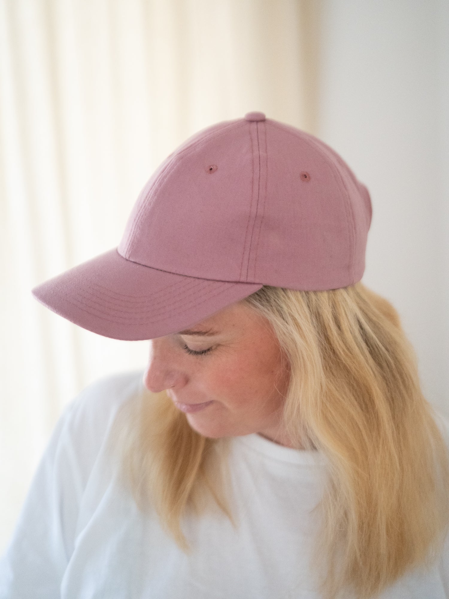 Unisex Dad Cap in hellrot aus 100% Biobaumwolle und fair in Europa hergestellt, getragen von einer blonden Frau