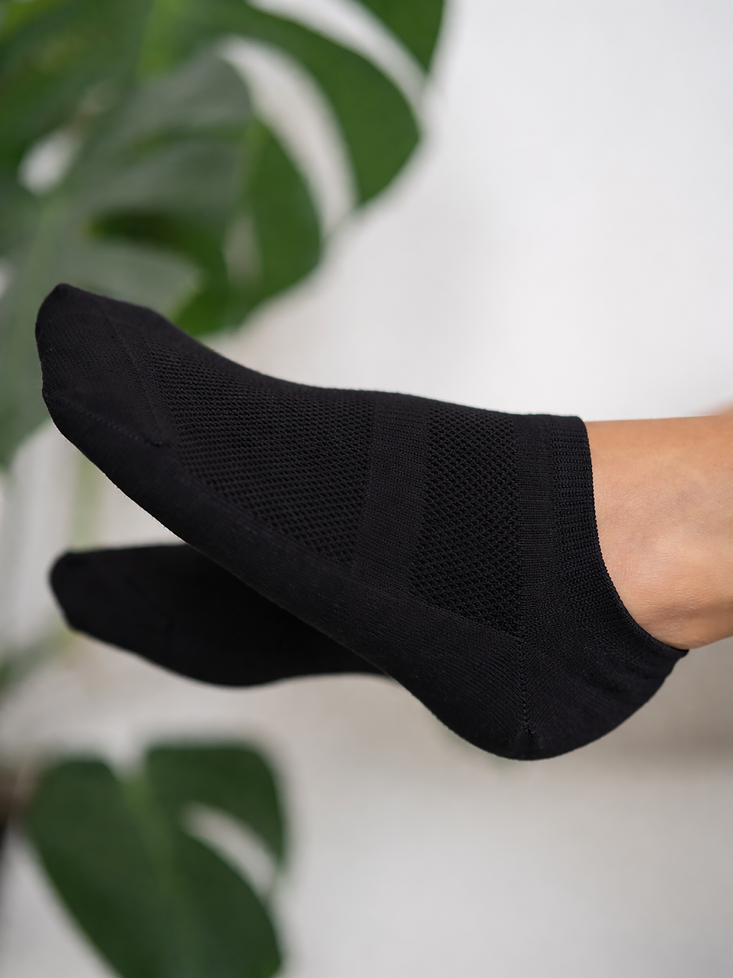 Schwarze Sneaker Socken aus GOTS Biobaumwolle in seitlicher Ansicht – leichte, atmungsaktive Struktur und perfekter Sitz