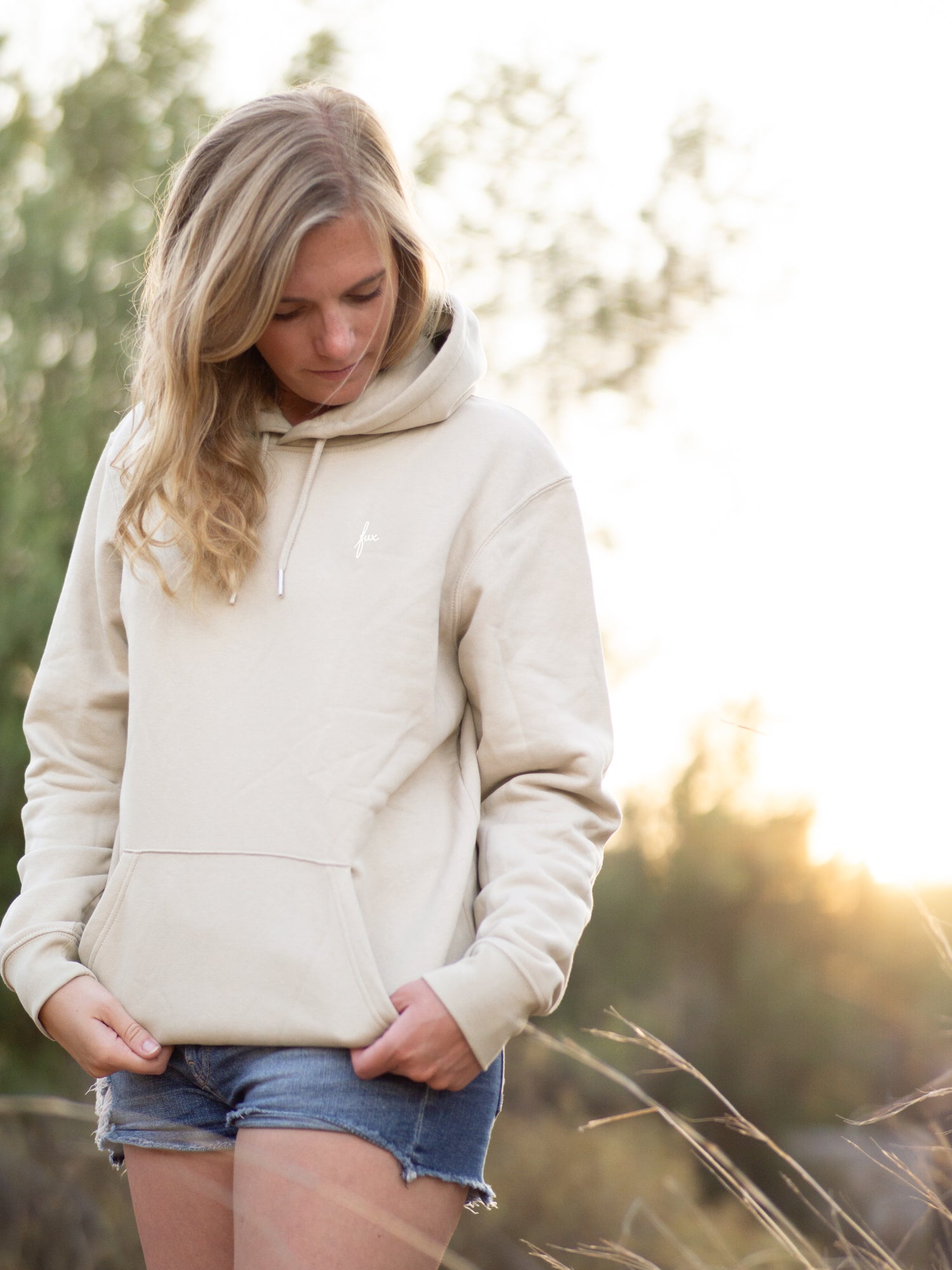 Unisex Hoodie beige aus Bio-Baumwolle GOTS getragen von weiblichem Model