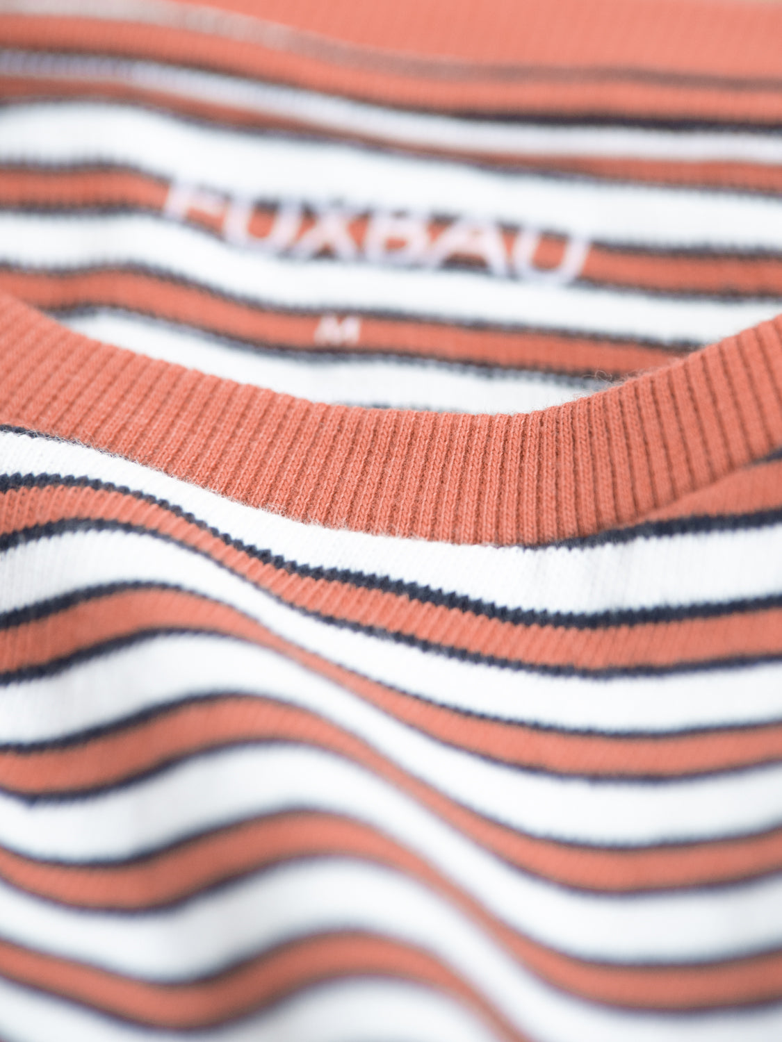 Nachhaltiges FUXBAU Fair Fashion T-Shirt in orange, weiss, navy gestreift aus 100% GOTS zertifizierter Biobaumwolle.