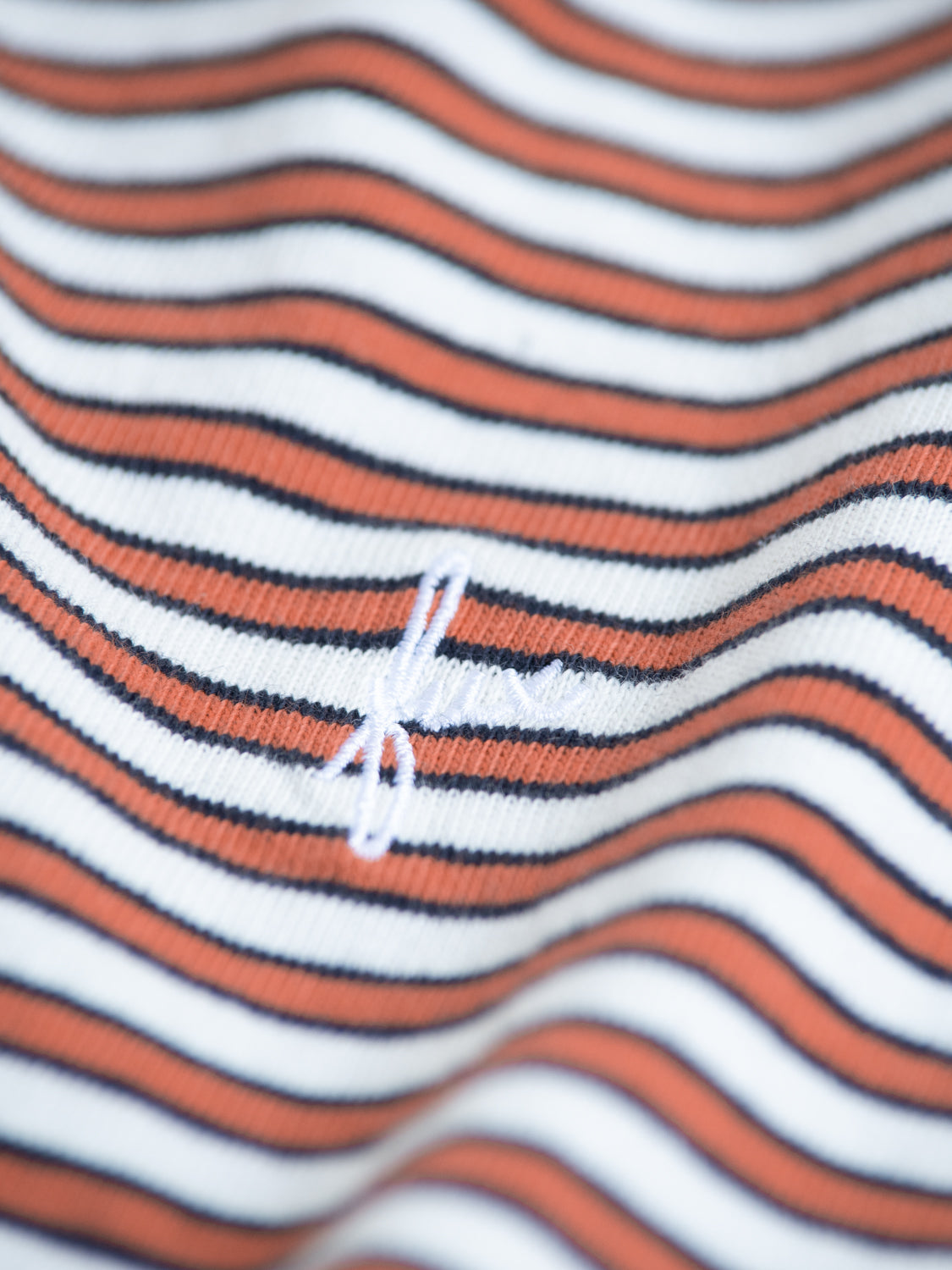 Nachhaltiges FUXBAU Fair Fashion T-Shirt in orange, weiss, navy gestreift aus 100% GOTS zertifizierter Biobaumwolle mit fux Stick