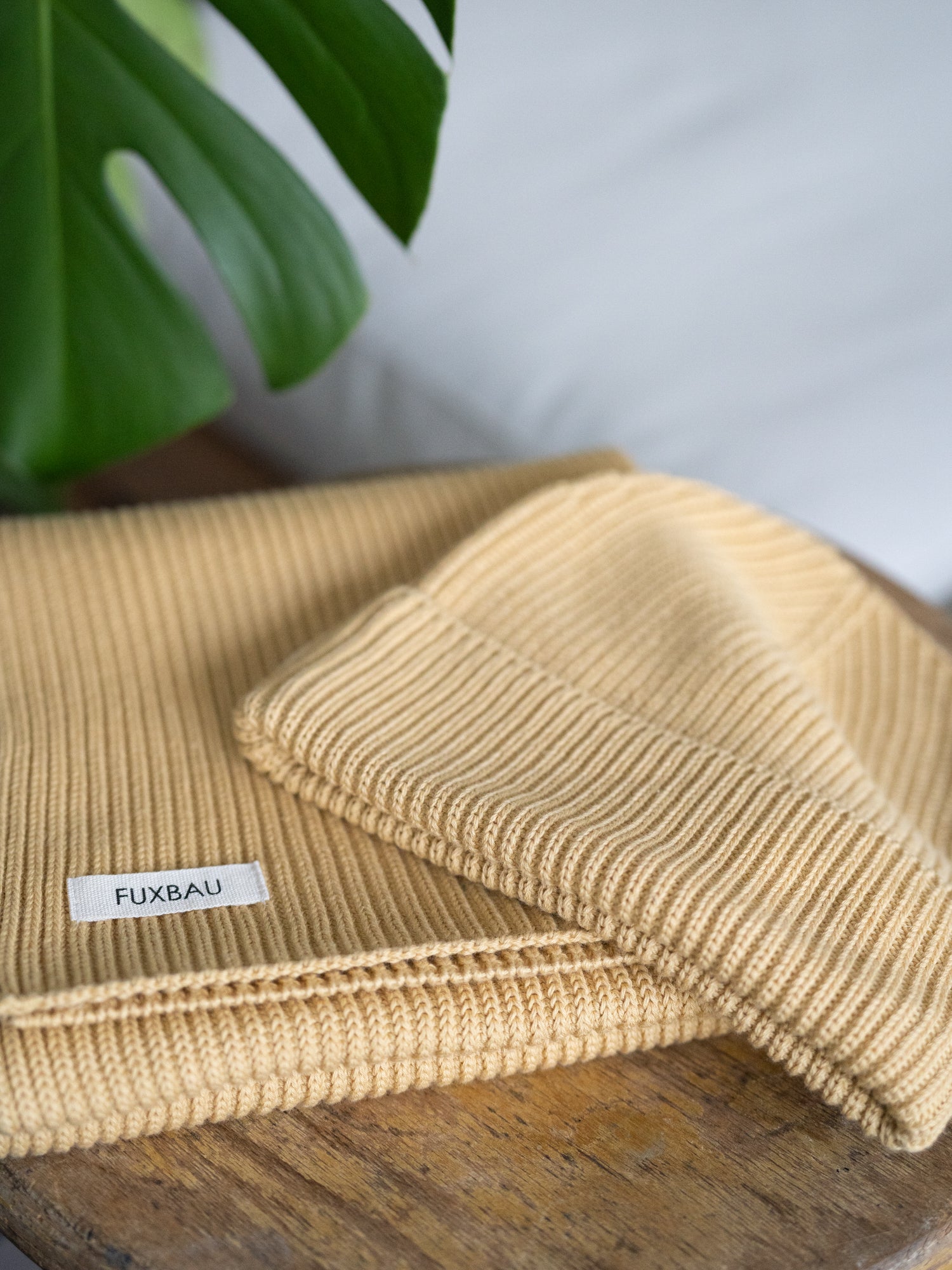 Veganes Fair Fashion Bundle bestehend aus Strickmütze und Strickschal aus 100% GOTS Biobaumwolle von FUXBAU in der Farbe gelb.