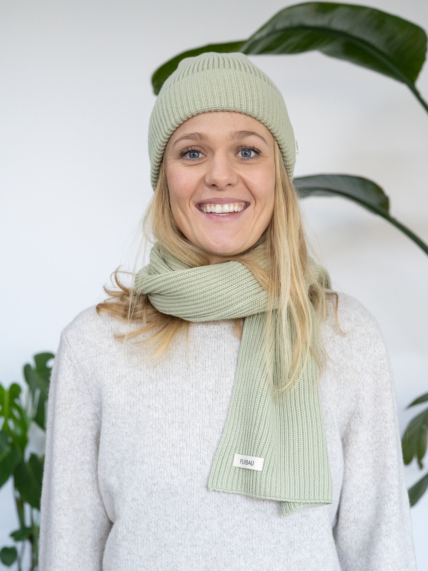 Greta trägt das FUXBAU Eco Bundle 4Seasons Strickmütze und Strickschal in mint aus 100% GOTS zertifizierter Biobaumwolle.