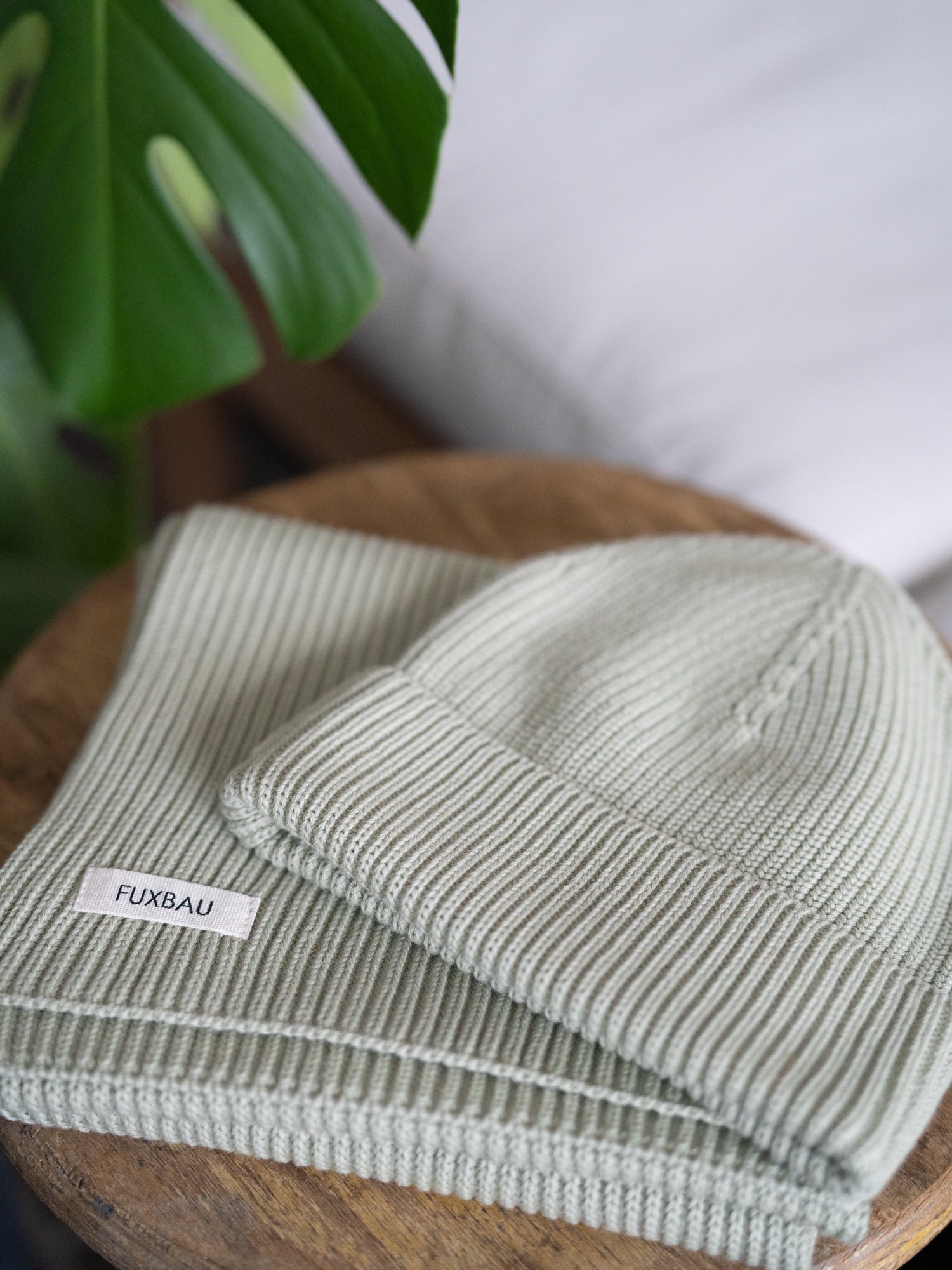 Veganes Fair Fashion Bundle bestehend aus Strickmütze und Strickschal aus 100% GOTS Biobaumwolle von FUXBAU in der Farbe mint..