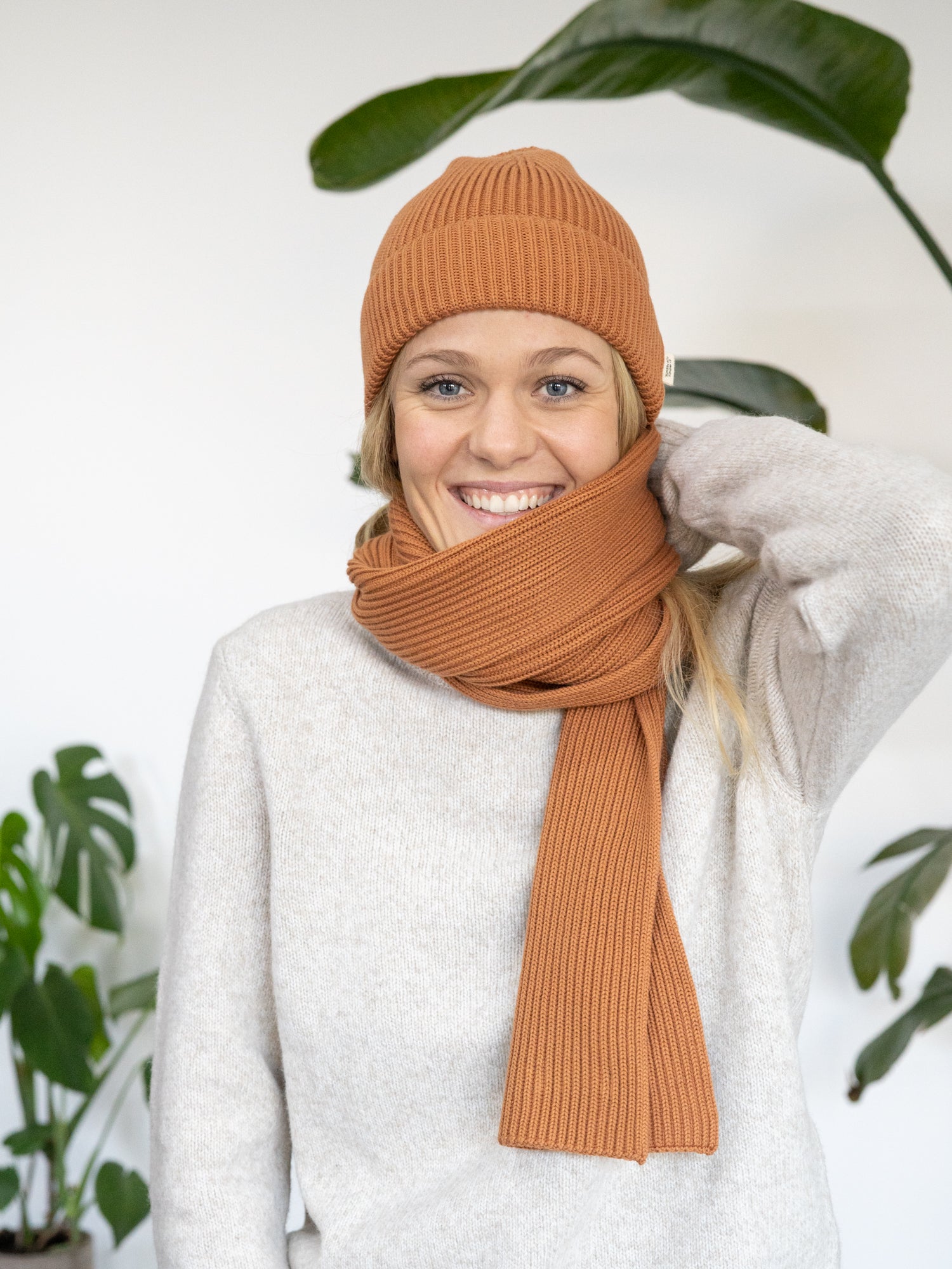 FUXBAU Fair Fashion 4Seasons Strickwaren Bundle bestehend aus Mütze und Schal in rostbraun aus 100% Biobaumwolle.