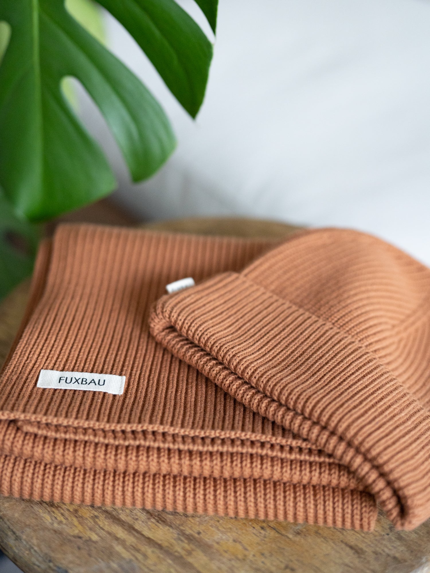Veganes Fair Fashion Bundle bestehend aus Strickmütze und Strickschal aus 100% GOTS Biobaumwolle von FUXBAU in der Farbe rostbraun.