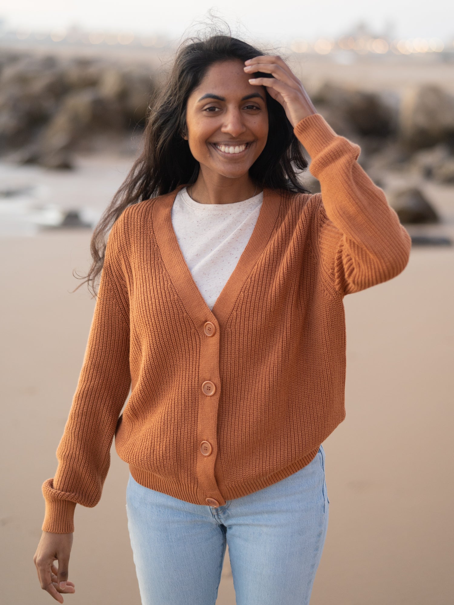 Neelia trägt unsere FUXBAU 4Seasons Frauen Strickjacke in rostbraun aus 100% GOTS zertifizierter Biobaumwolle