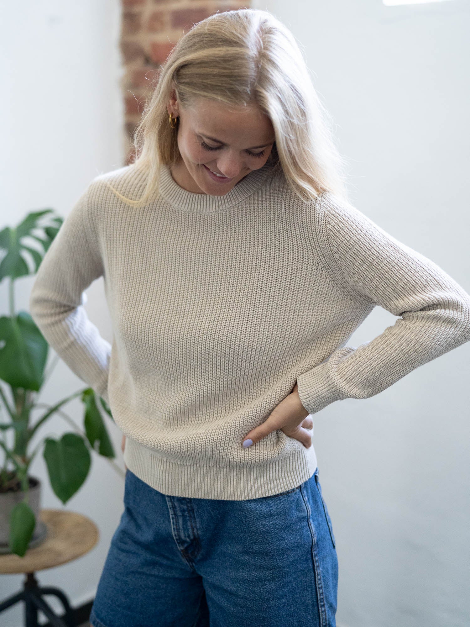 Greta ist 1,72m und trägt „M“ im 4Seasons Frauen Strickpullover in beigemeliert