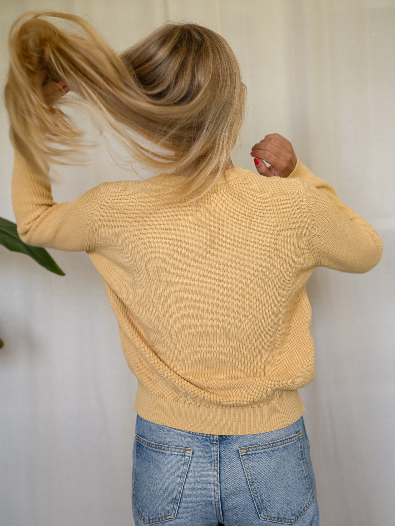 Rückansicht gelber FUXBAU Strickpullover Greta – fairer Damenpullover aus Biobaumwolle, nachhaltig produziert.