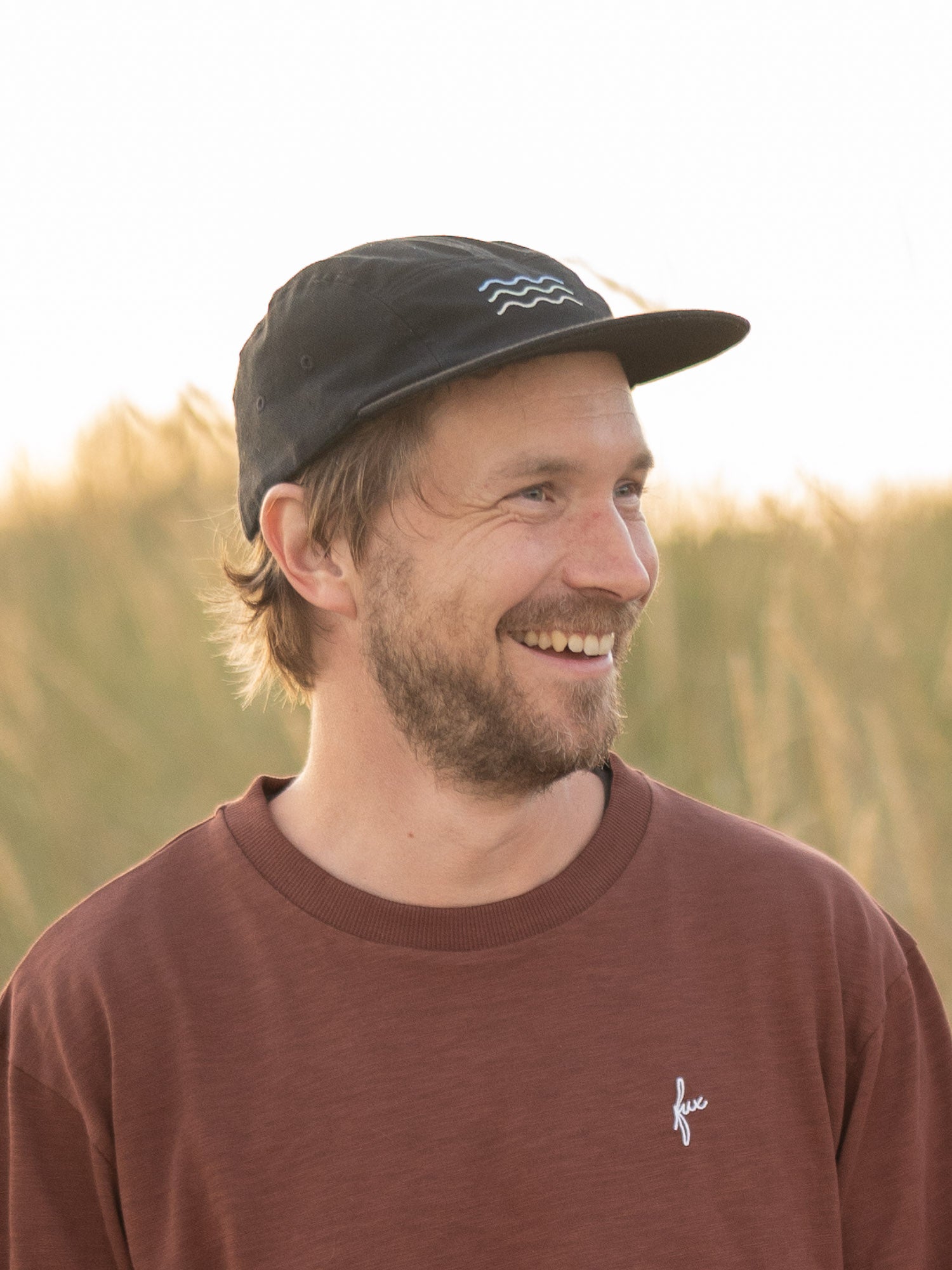 Nachaltige Fuxbau Fair Fashion 5-Panel Cap in schwarz aus 100% Biobaumwolle.