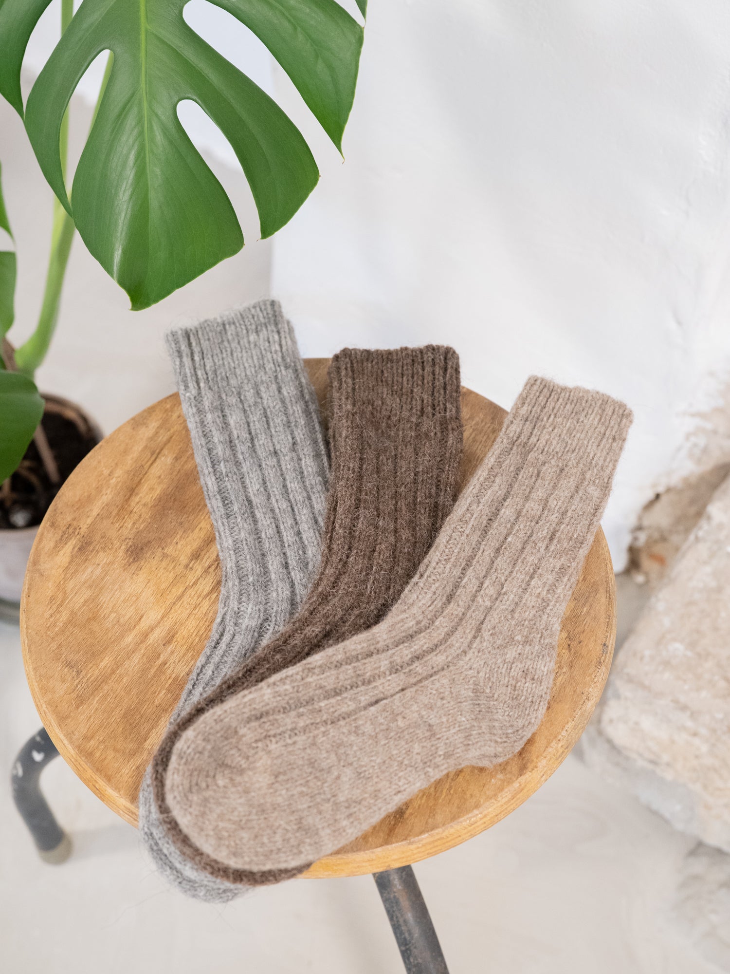 Alpaka Schafswollesocken in grau, beige und braun.
