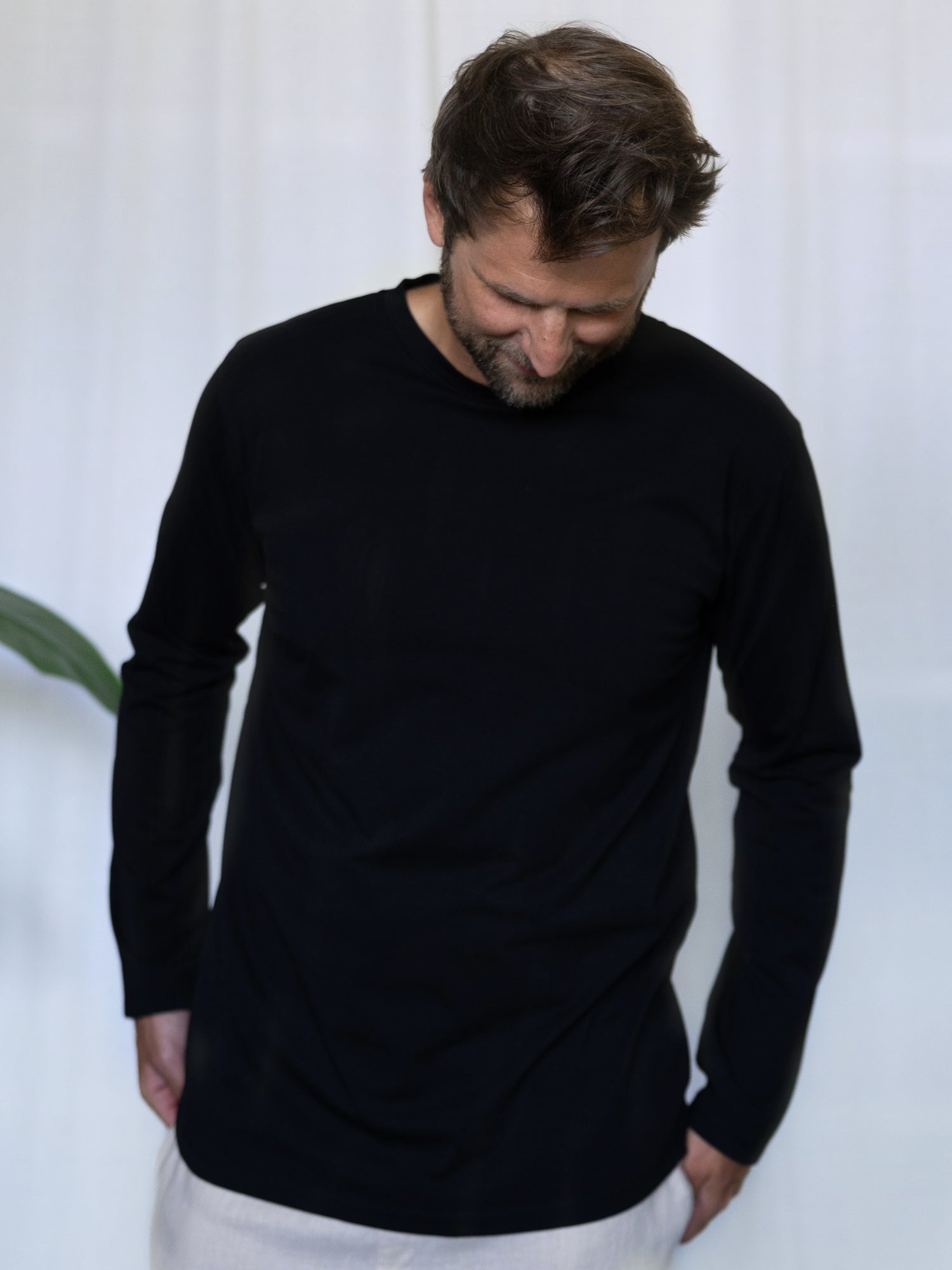 Männer Basic Langarmshirt schwarz aus 100% GOTS-zertifizierter Biobaumwolle – fair in Portugal hergestellt, zeitloser Allrounder