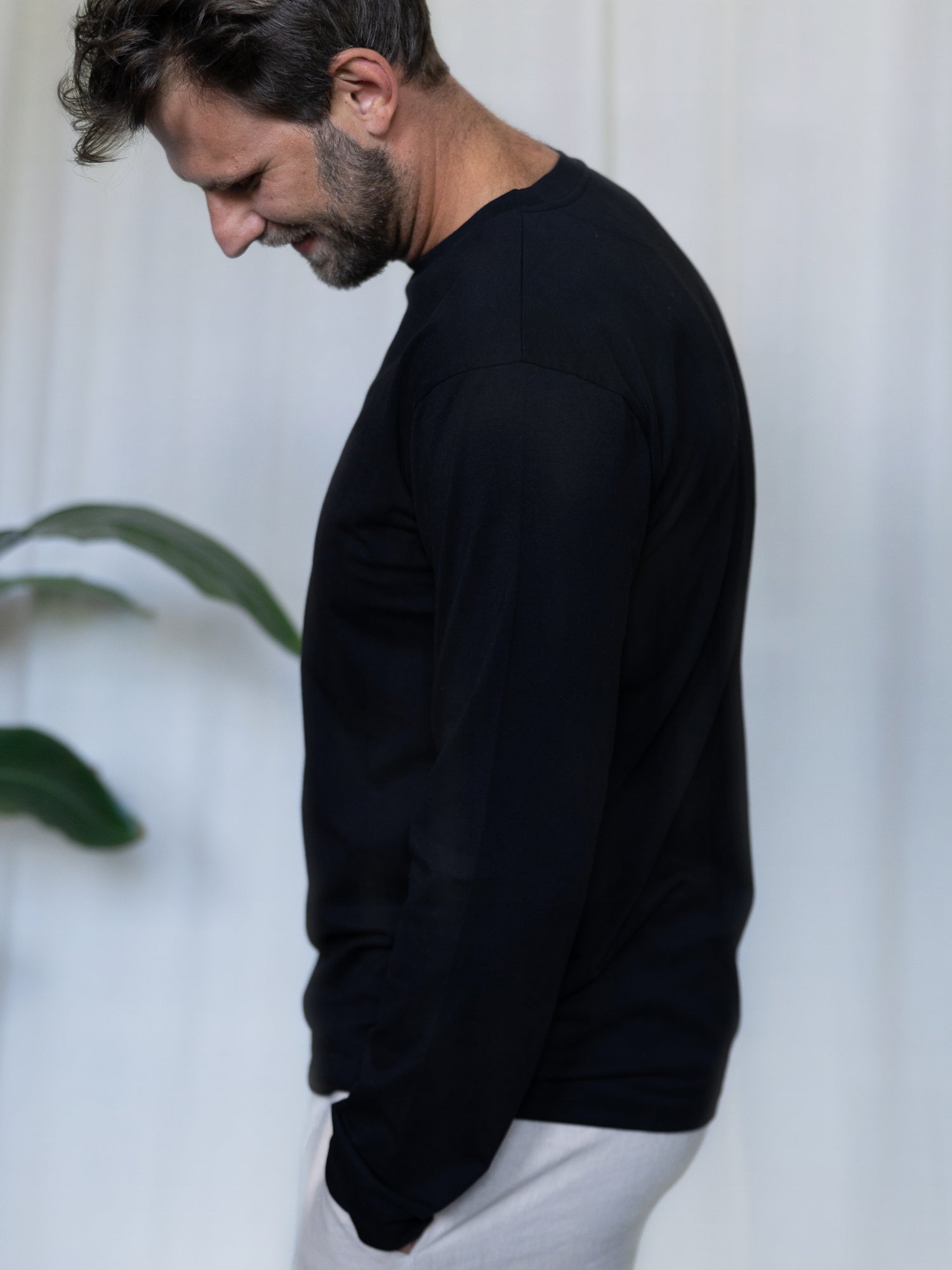 Seitenansicht Männer Basic Langarmshirt schwarz – minimalistisches Fair Fashion Longsleeve aus 100% Bio-Baumwolle, Made in Portugal