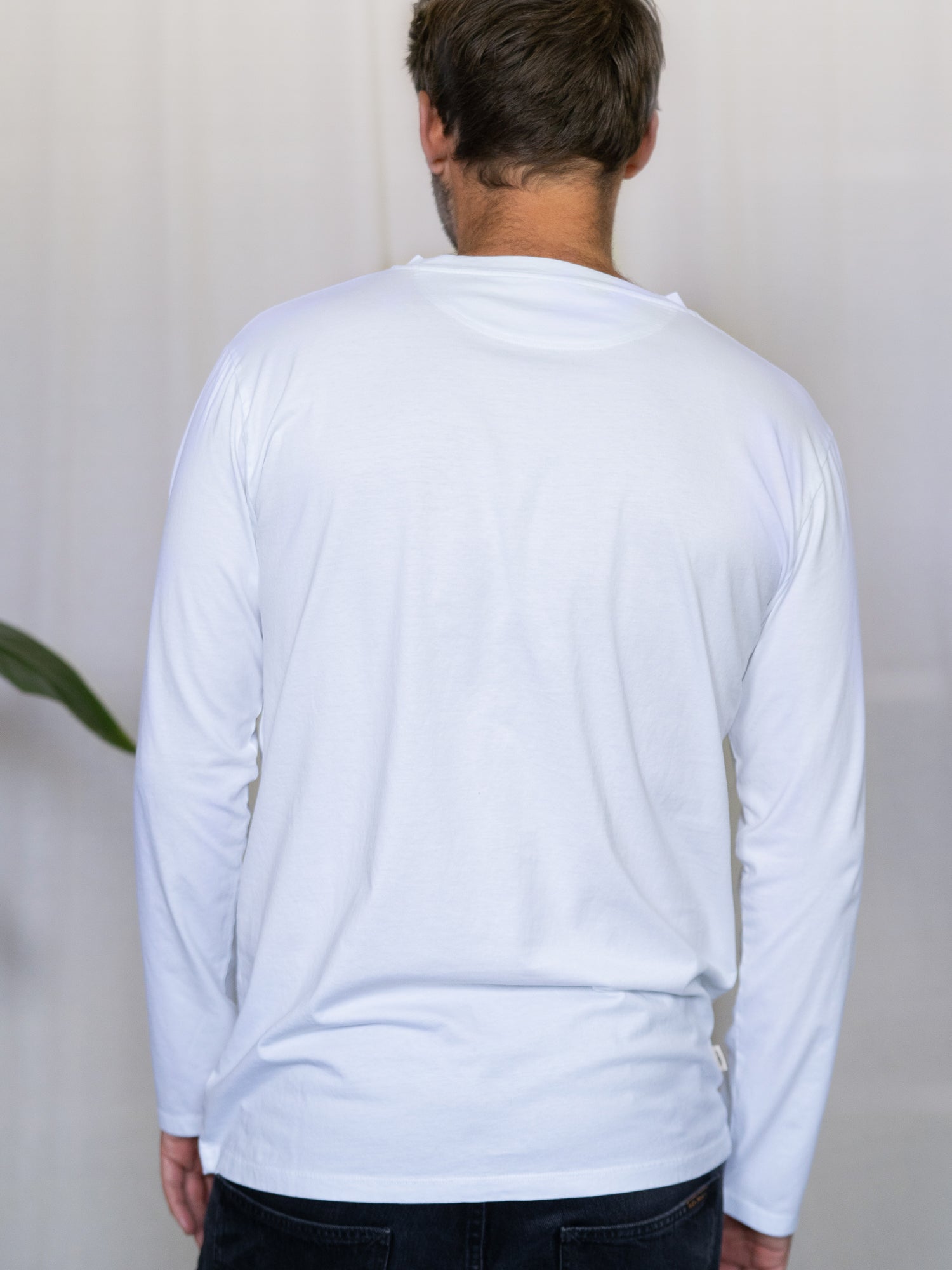 Rückansicht Männer Basic Langarmshirt weiß – nachhaltiges Longsleeve aus 100% GOTS-zertifizierter Biobaumwolle, fair in Portugal produziert