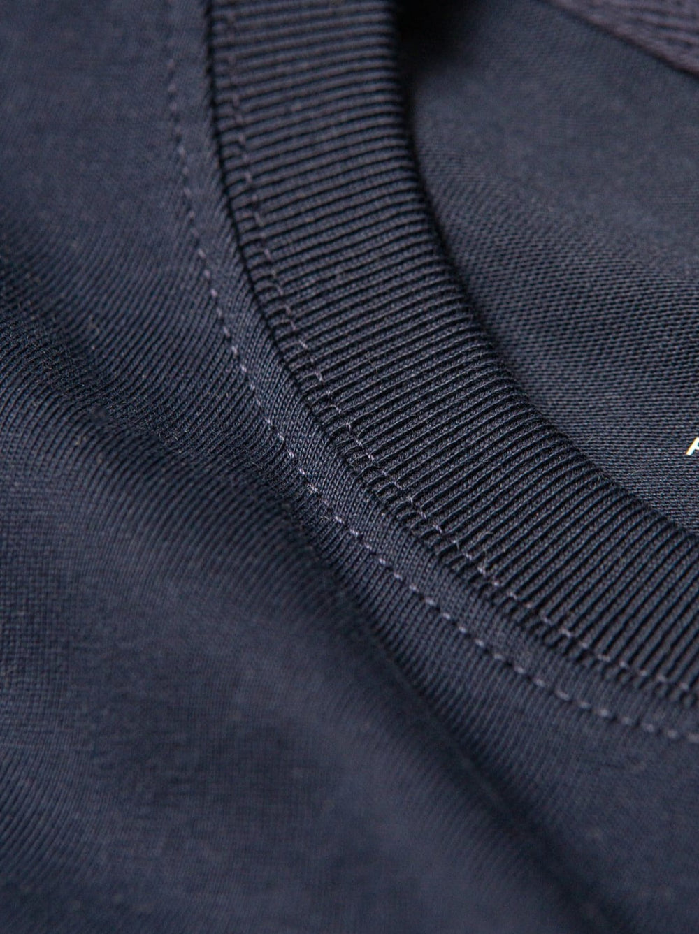 Detailansicht vom Kragen eines nachhaltiges FUXBAU Fair Fashion schweren Basic T-Shirt in navy im 3er Pack aus Biobaumwolle.