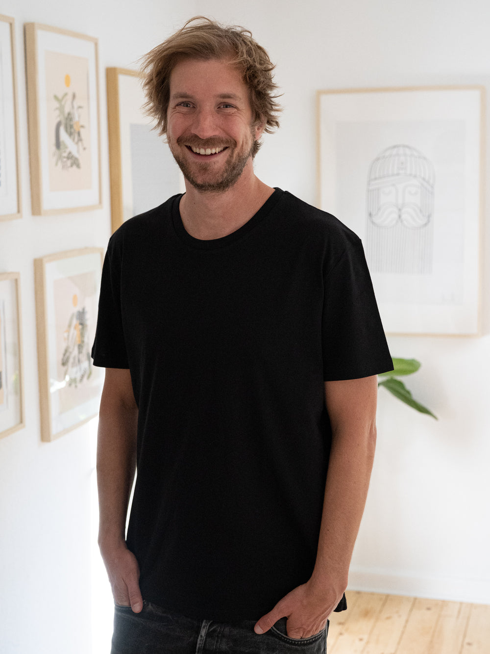 Unser Freund Kenny trÀgt unsere Fair Fashion Unisex Standard Basic T-Shirt in schwarz aus 100% Biobaumwolle, jetzt auch im 3er Pack.