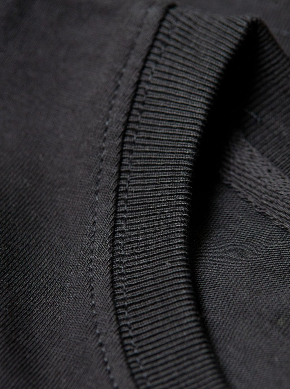 qualitiativ hochwertig, preiswert und nachhaltiges Basic T-Shirt in schwarz von FUXBAU.