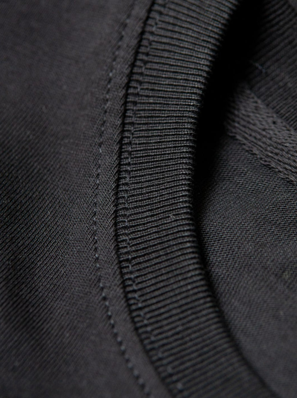 Detailansicht vom Kragen eines nachhaltiges FUXBAU Fair Fashion schweren Basic T-Shirt in schwarz aus Biobaumwolle, auch im Pack erhhältlich.