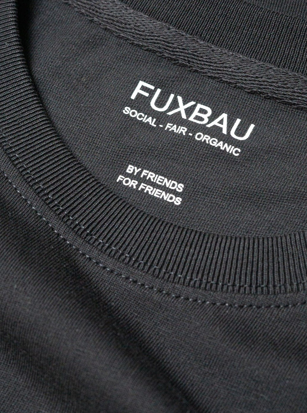 qualitiativ hochwertig, preiswert und nachhaltiges Basic T-Shirt in schwarz von FUXBAU. - Social - Fair - Organic