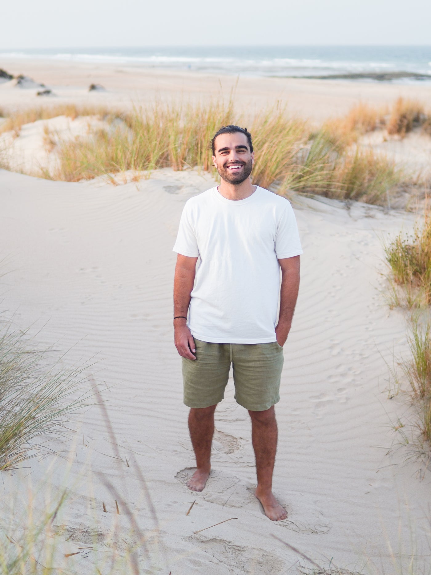 Unser Freund Guillermo trägt das Fair Fashion Schweres Basic T-Shirt in weiß von FUXBAU aus 100% Biobaumwolle, spare im Eco Pack.