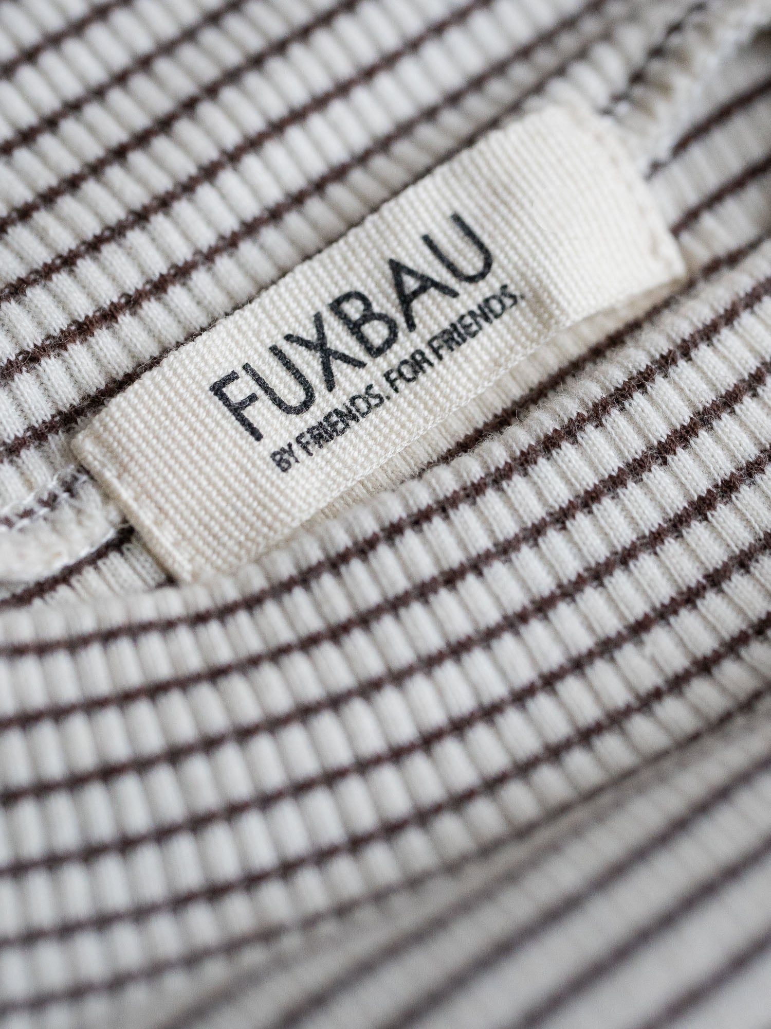 Brandlabel FUXBAU BY Friends. FOR FRIENDS im Stehkragen des gestreiften Langarmshirts in creme braun
