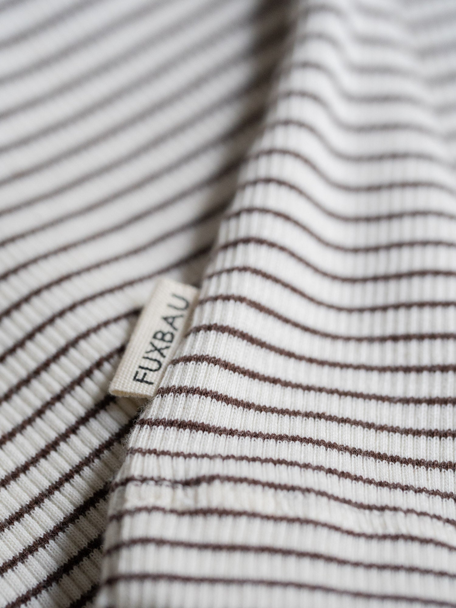 Braune Streifen kombiniert mit einem dezentem creme als Grundfarbe des Longsleeves von FUXBAU