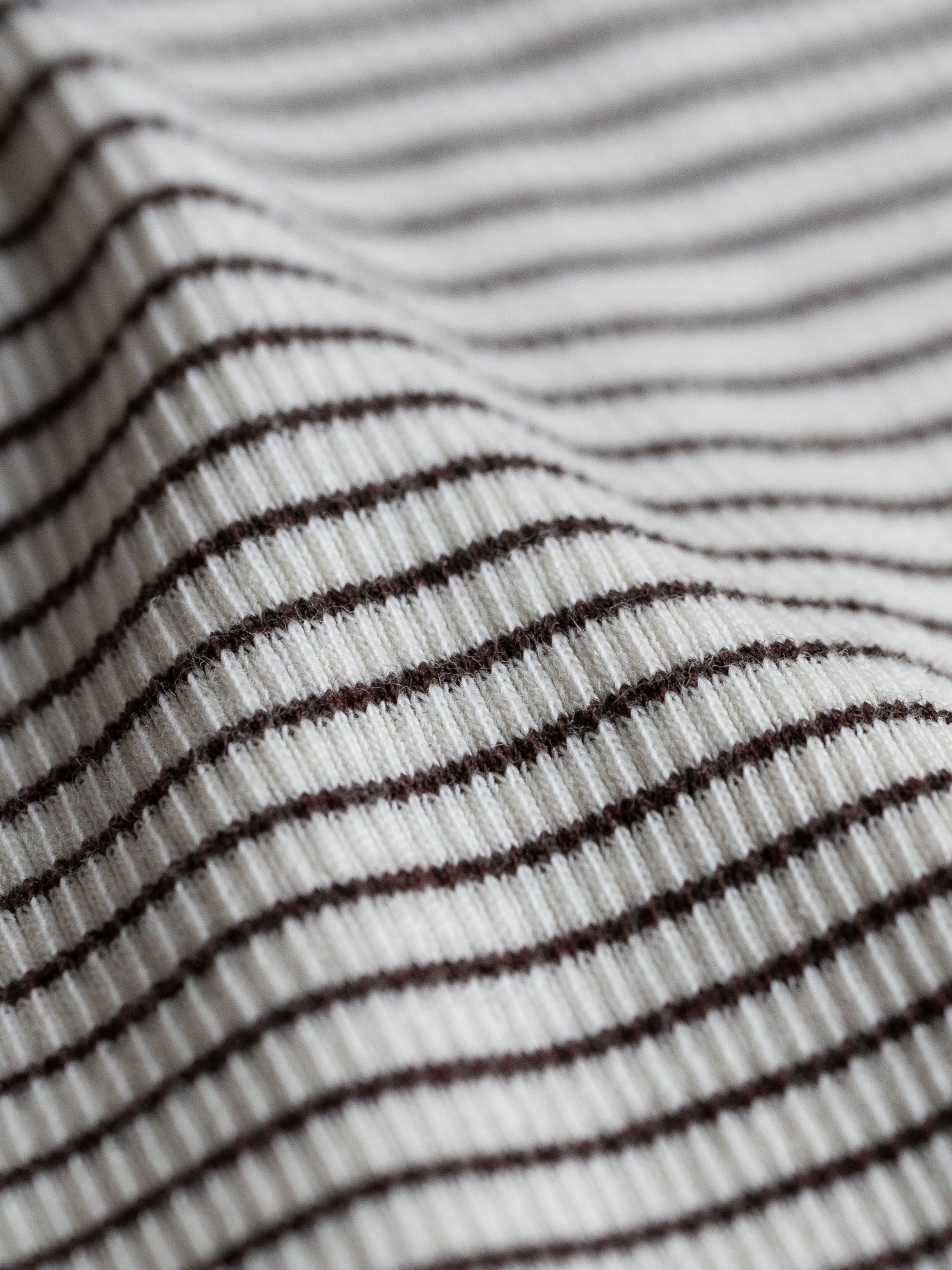 Detailaufnahme des besonderen Stoffes der fux Fitted Longsleeves, zeitlos und gleichzeitig besonders