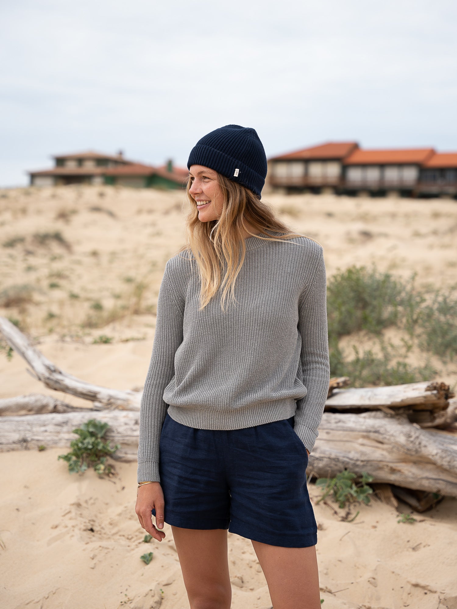 4Seasons Frauen Strickpullover von FUXBAU in grau getragen von Sarah aus 100% Biobaumwolle.
