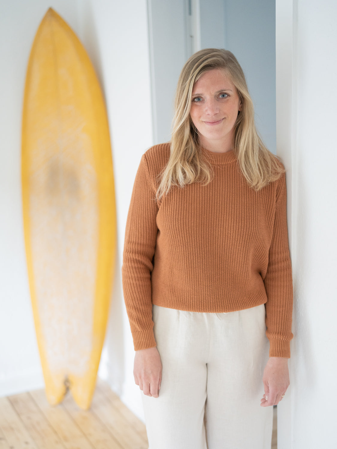 Nachhaltiger Fair Fashion 4Seasons Frauen Strickpullover in rostbraun von FUXBAU aus 100% GOTS zertifizierter Biobaumwolle.