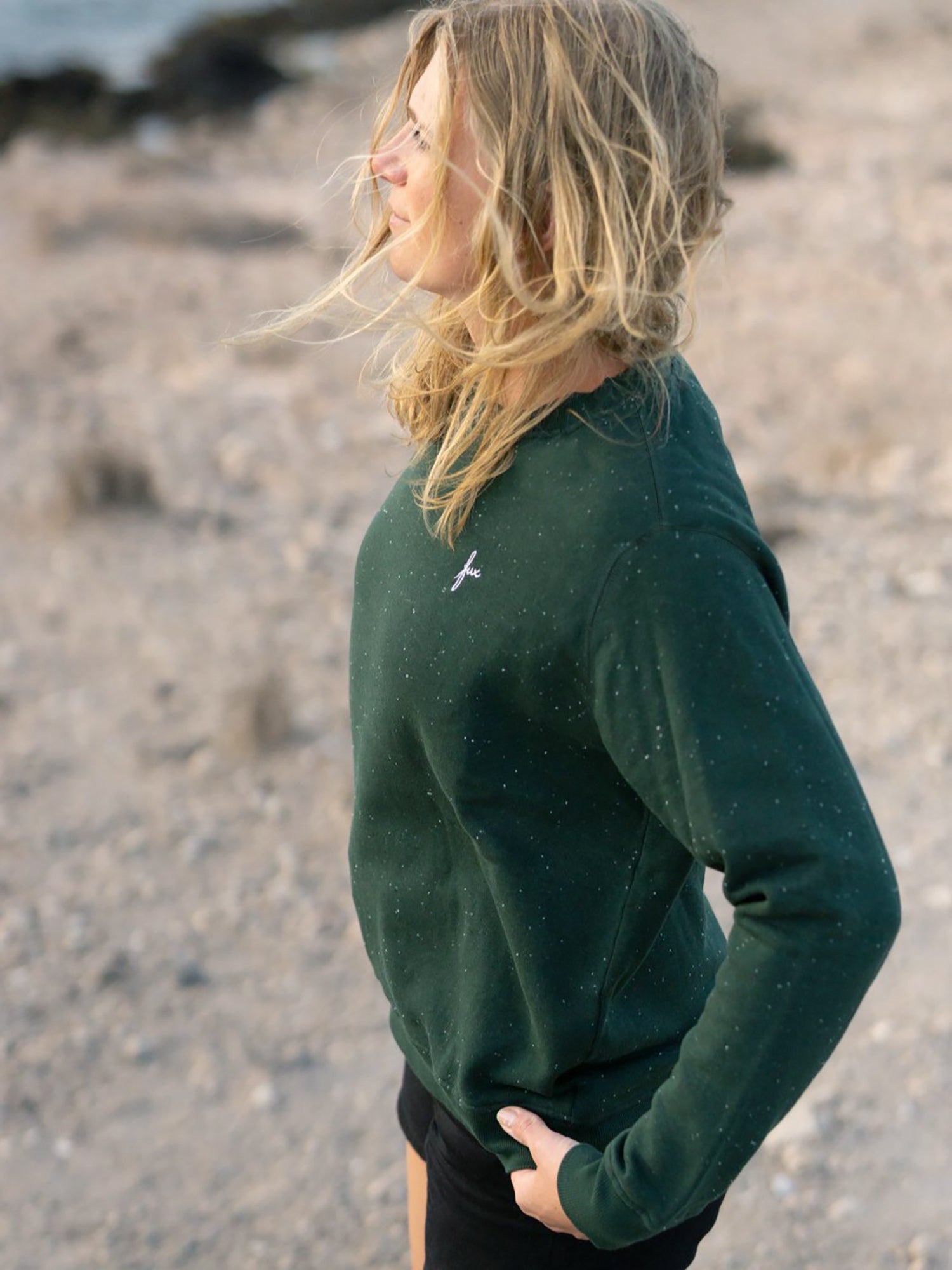 FUXBAU Frauen Neps Sweater in grün – nachhaltiger Pullover aus Biobaumwolle mit feiner Struktur, fair produziert in Portugal.