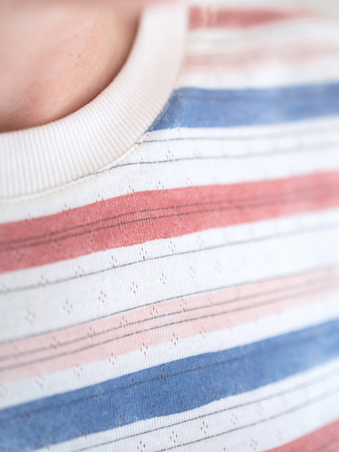 Nachhaltiges FUXBAU Fair Fashion Frauen Ajour T-Shirt mit einzigartiger Lochung aus 100% Biobaumwolle.