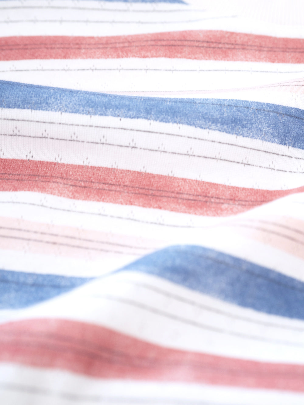 FUXBAU Frauen Ajour Streifenshirt in weiß, blau und rot ist durch das luftige und das charakteristische Lochmuster nicht nur ideal für warme Tage, sondern zusammen mit den farbigen Streifen ein echter Hingucker