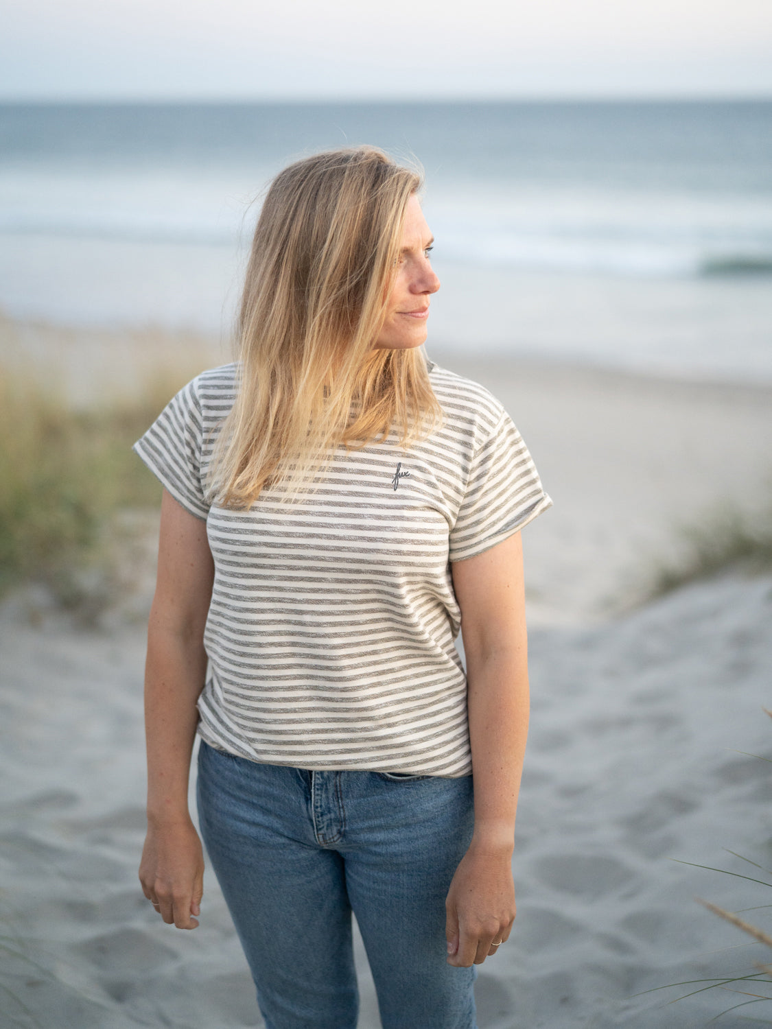 Isi ist 1,68m groß und trägt das nachhaltige Frauen Merida fux T-Shirt in der Größe M kombiniert mit einer blauen Jeans.