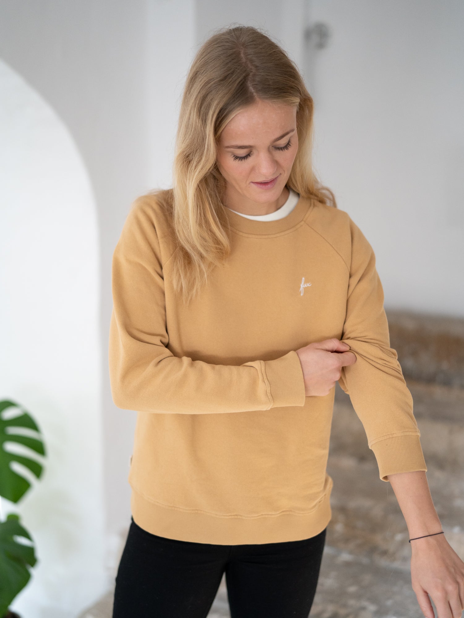Nachhaltiger Frauen fux Sweater von FUXBAU aus 100% GOTS zertifizierte Biobaumwolle in der Farbe senfgelb.