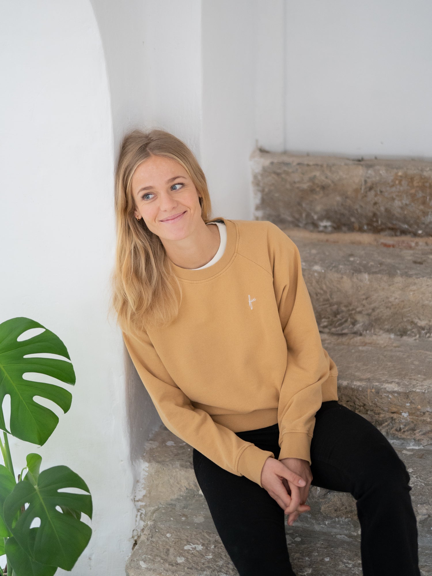 Nachhaltiger Frauen fux Sweater von FUXBAU aus 100% GOTS zertifizierte Biobaumwolle in der Farbe senfgelb.