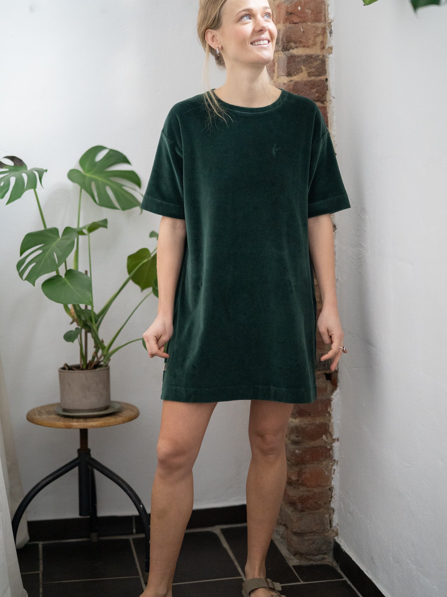 Greta ist 1,72m und trägt unser lockeres Samt Kleid in der Größe M