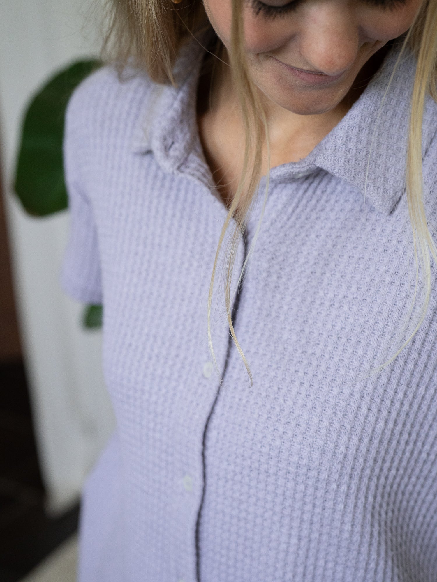FUXBAU Waffelstrick Bluse Damen in Lavendel – nachhaltig produziert aus 100% GOTS-zertifizierter Biobaumwolle, getragen von Model Greta.