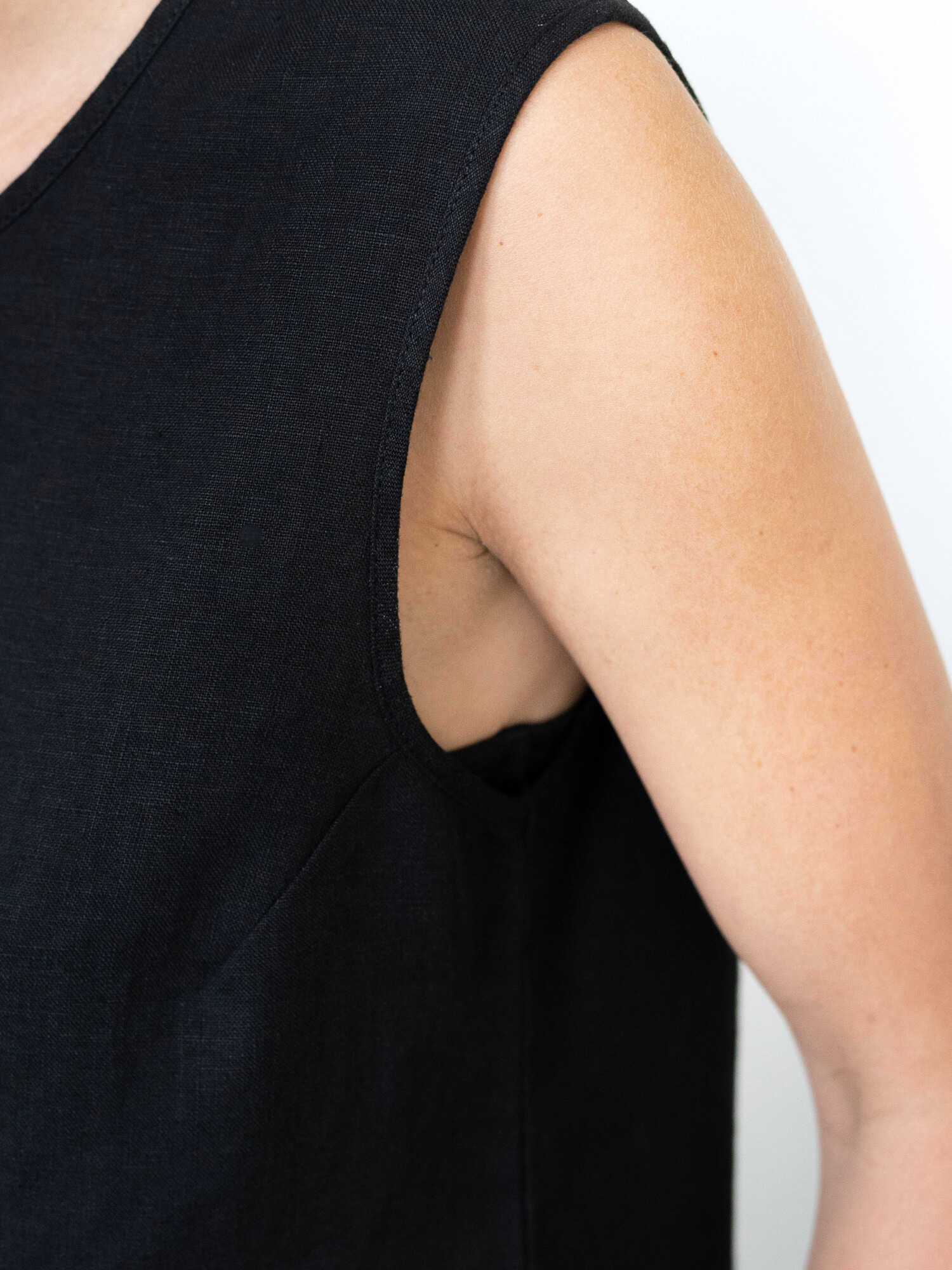 Nachhaltiges FUXBAU Fair Fashion Frauen Leinentop in schwarz aus 100% Leinen, gefertigt in Portugal unter fairen Bedingungen.