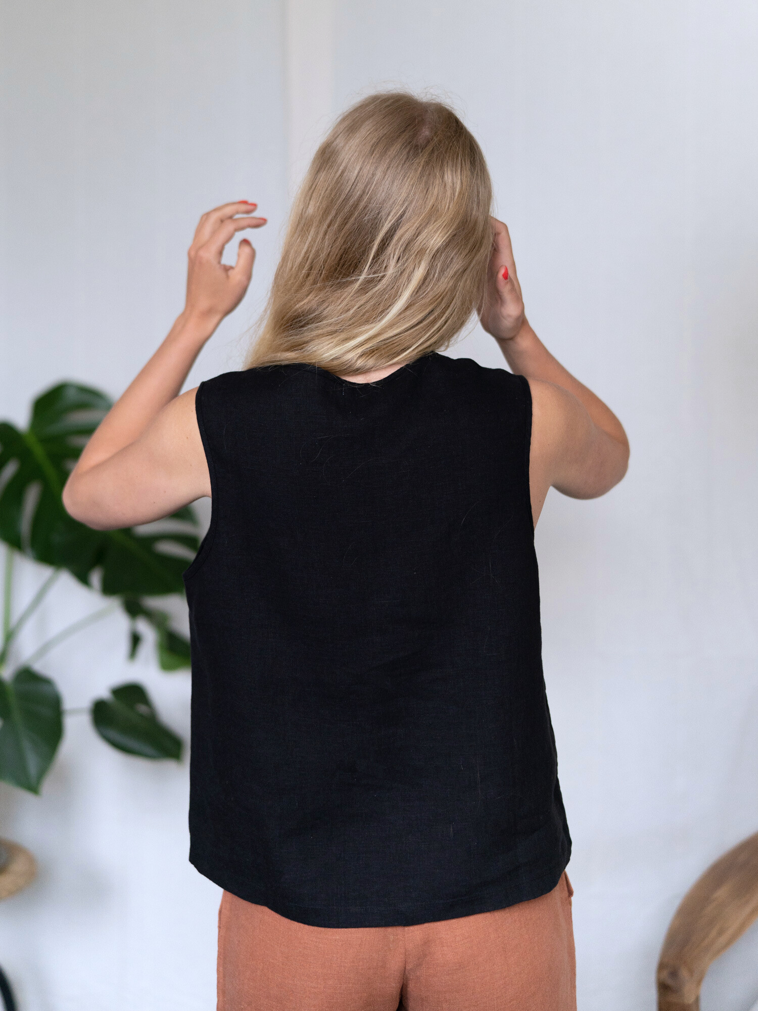 Nachhaltiges FUXBAU Fair Fashion Frauen Leinentop in schwarz aus 100% Leinen, gefertigt in Portugal unter fairen Bedingungen.