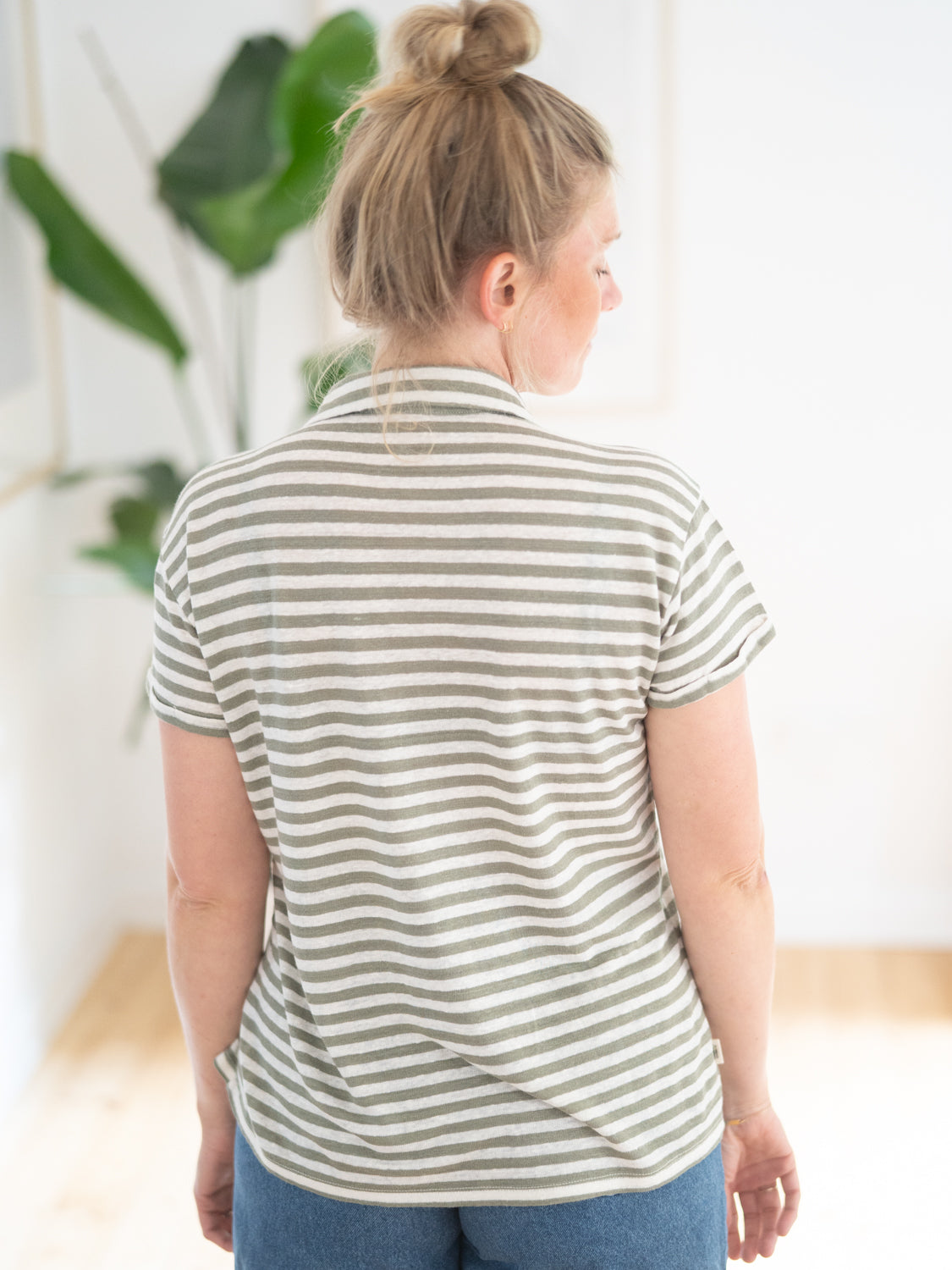 Frauen Leinenbluse gestreift in beige grün Rückansicht