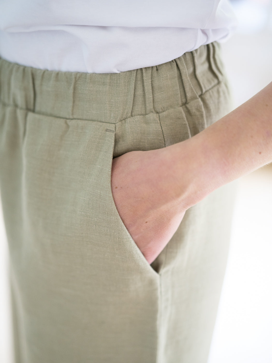 Nachhaltige Fair Fashion Frauen Leinenhose von FUXBAU in salbei. Gefertigt unter fairen und nachhaltigen Bedingungen und perfekt für den Sommer.