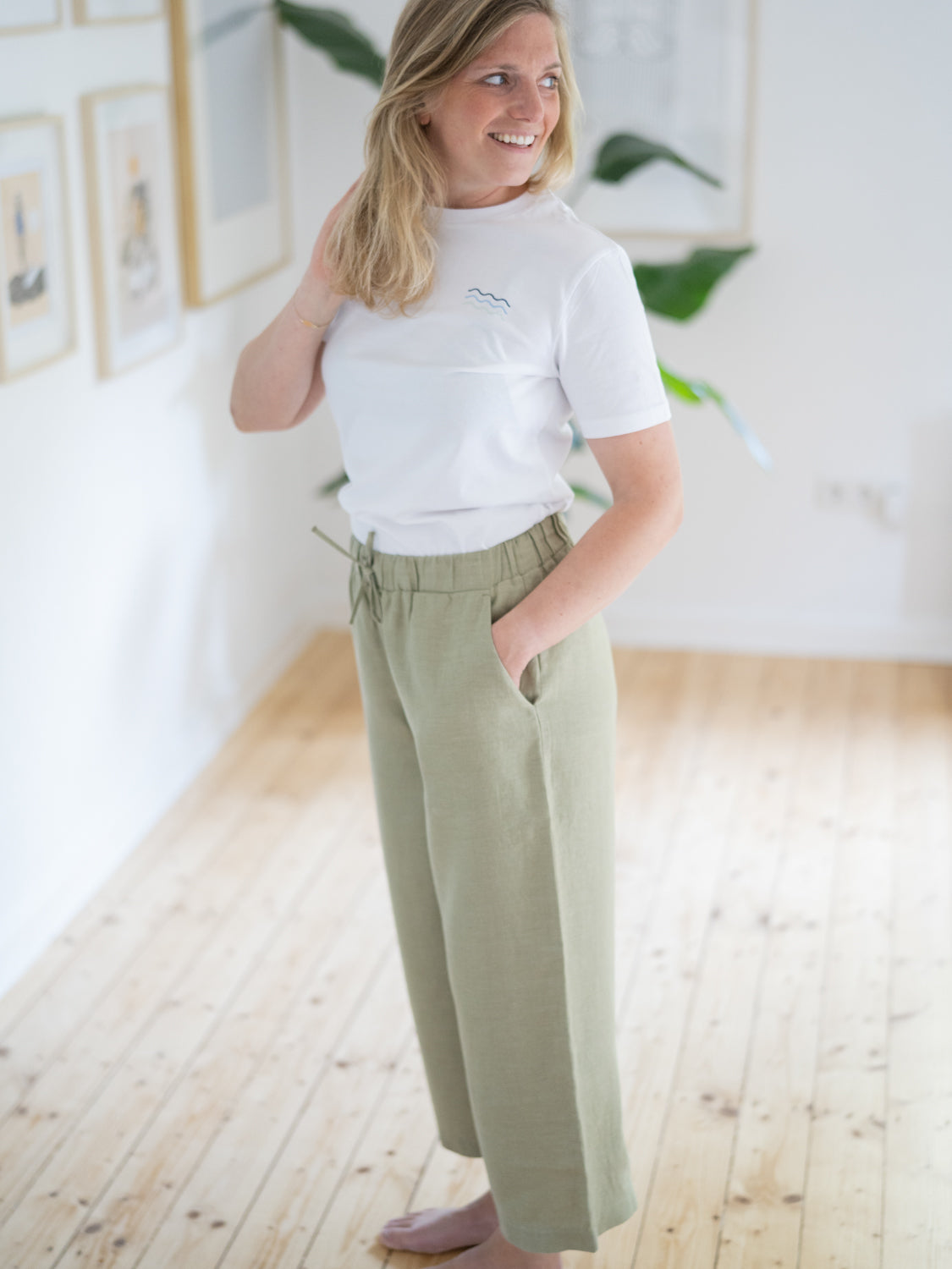 Nachhaltige Fair Fashion Frauen Leinenhose von FUXBAU in salbei. Gefertigt unter fairen und nachhaltigen Bedingungen und perfekt für den Sommer.