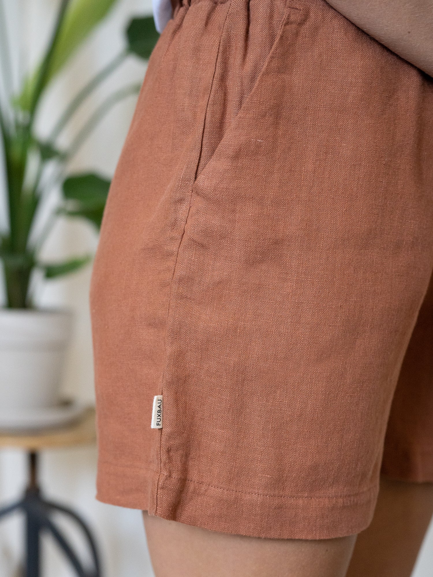 Nachhaltige Fair Fashion Frauen Leinenshorts von FUXBAU in Farbe sienna rotbraun aus 100% Leinen.