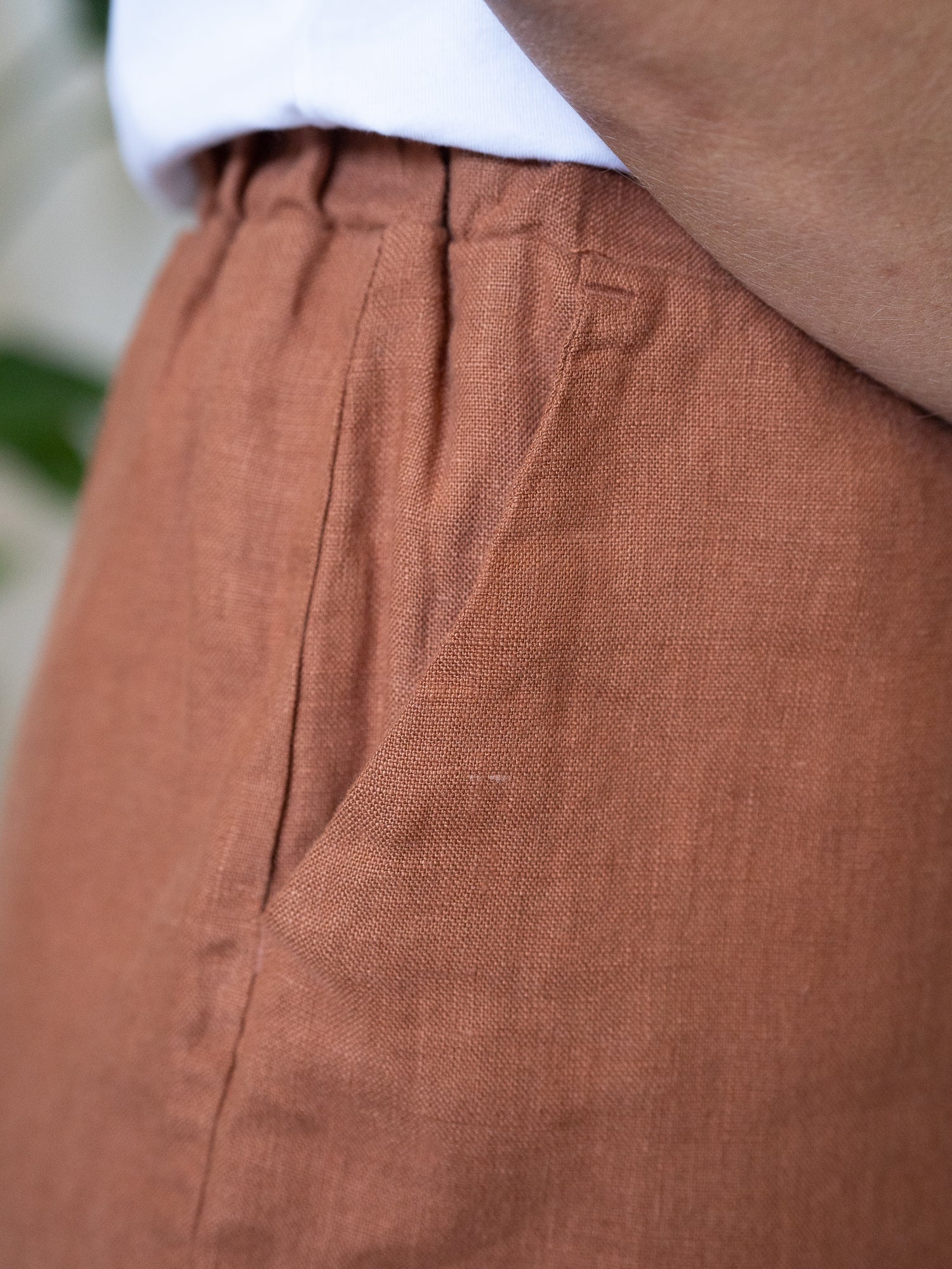 Detailansicht einer Nachhaltigen Fair Fashion Frauen Leinenshorts von FUXBAU in Farbe sienna rotbraun aus 100% Leinen.