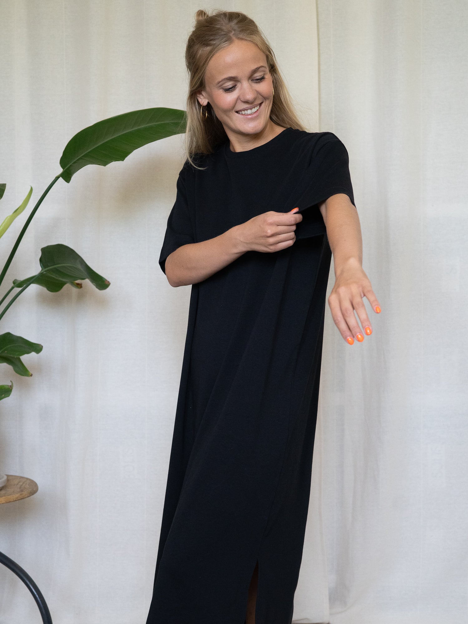 FUXBAU Damen Midikleid in Schwarz aus Bio-Baumwolle – fair fashion aus Portugal mit lockerem Schnitt und kurzem Arm.